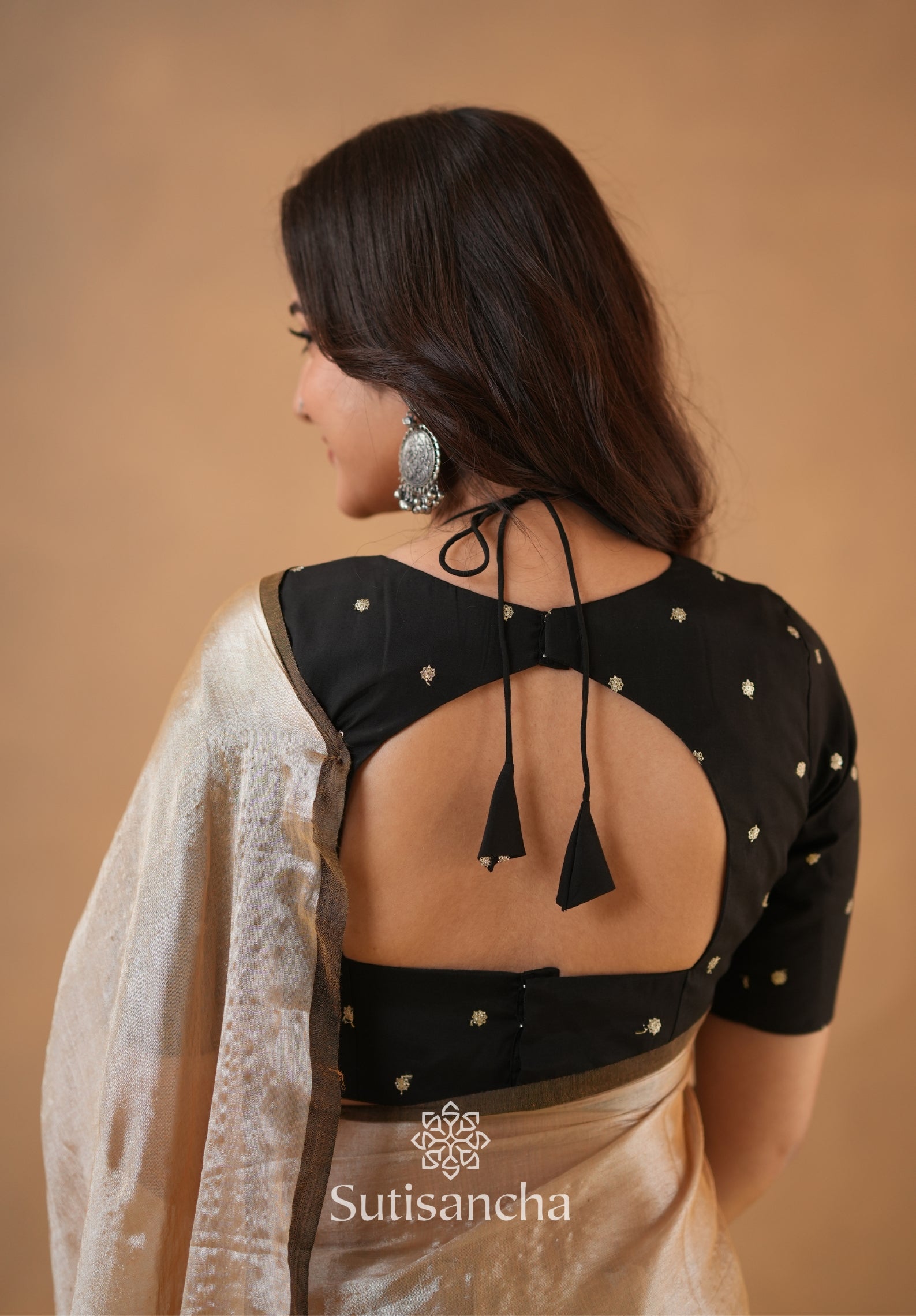 Ivory Gold Horizon – Flowing with Regal Charm