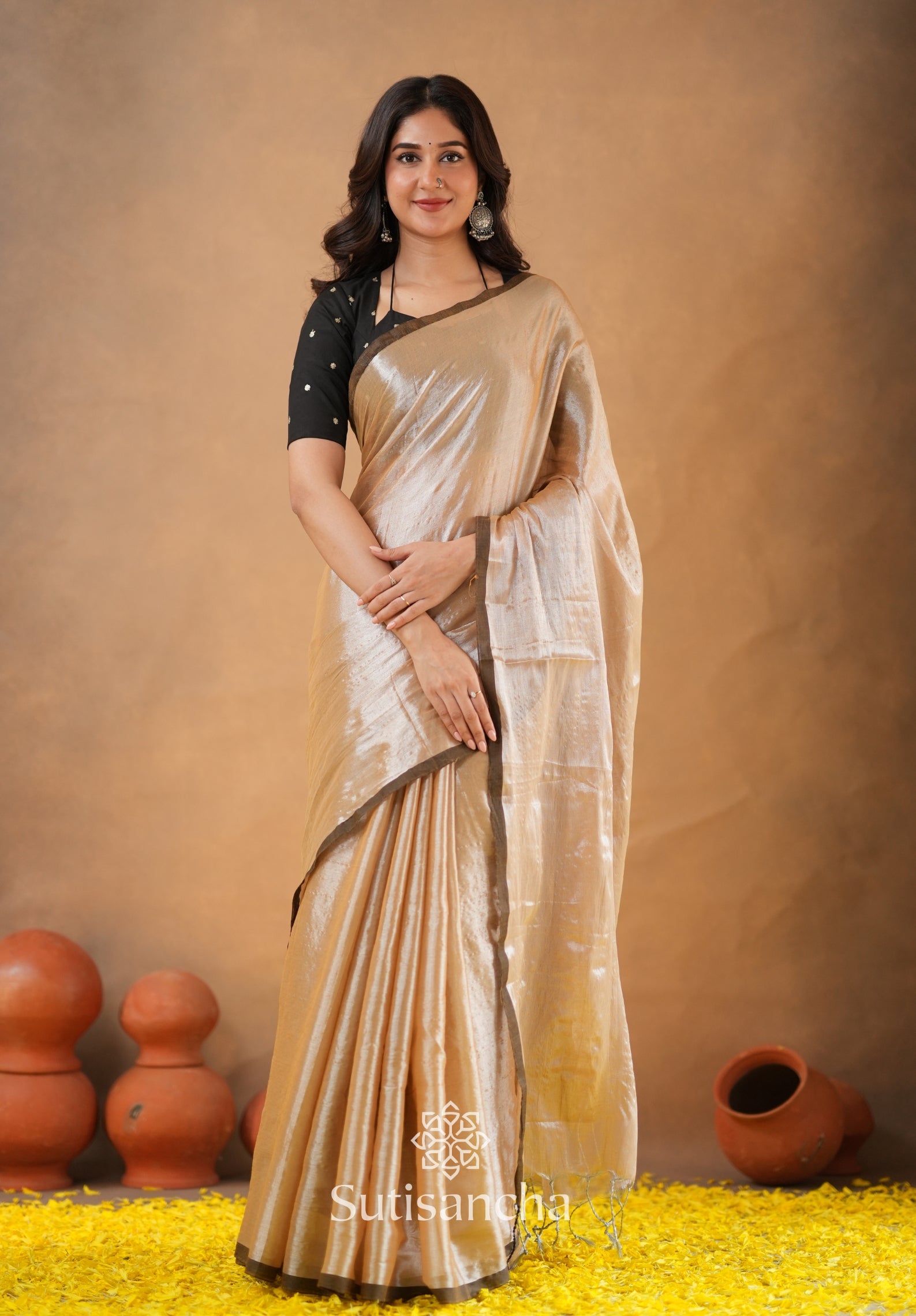 Ivory Gold Horizon – Flowing with Regal Charm