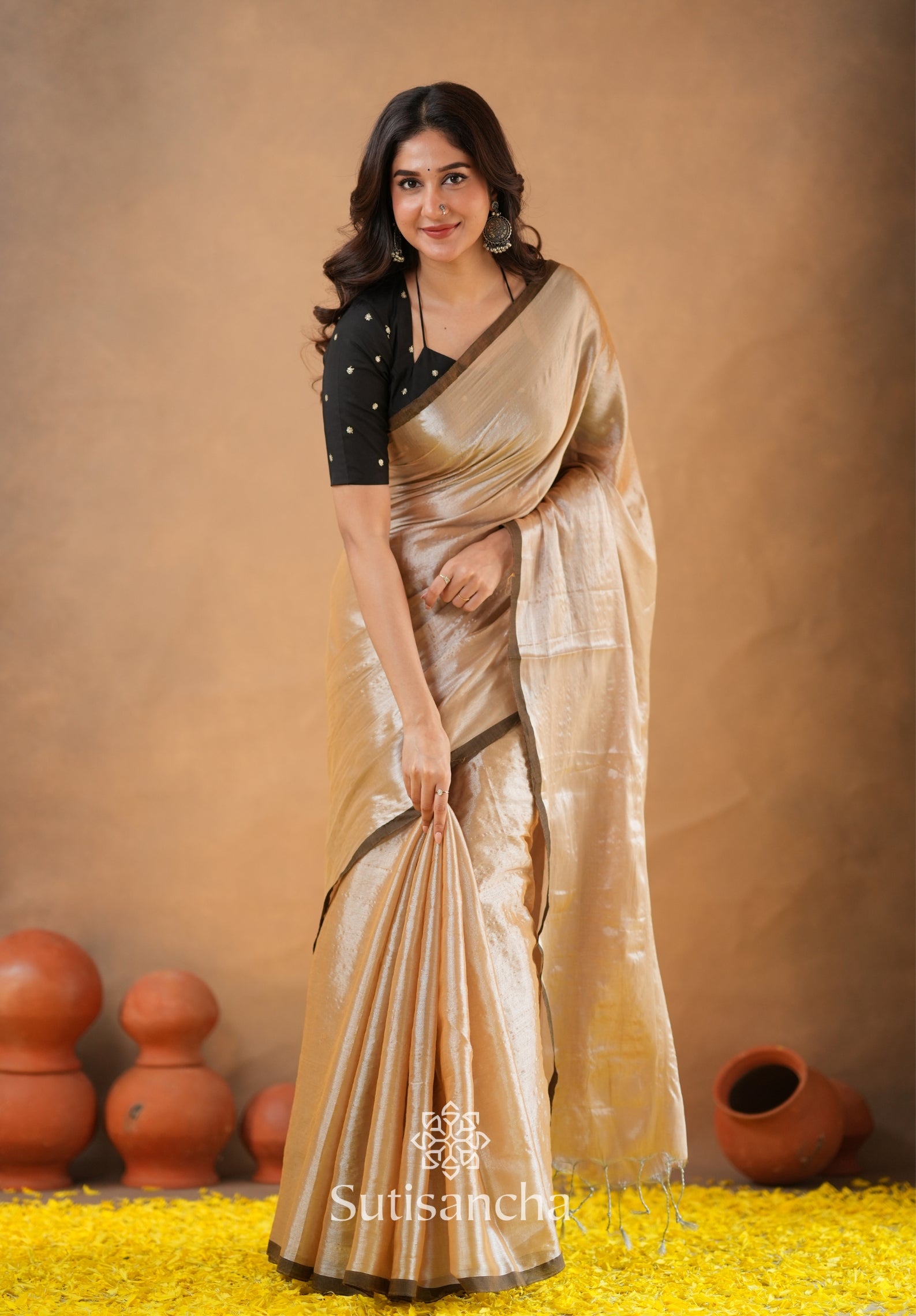 Ivory Gold Horizon – Flowing with Regal Charm
