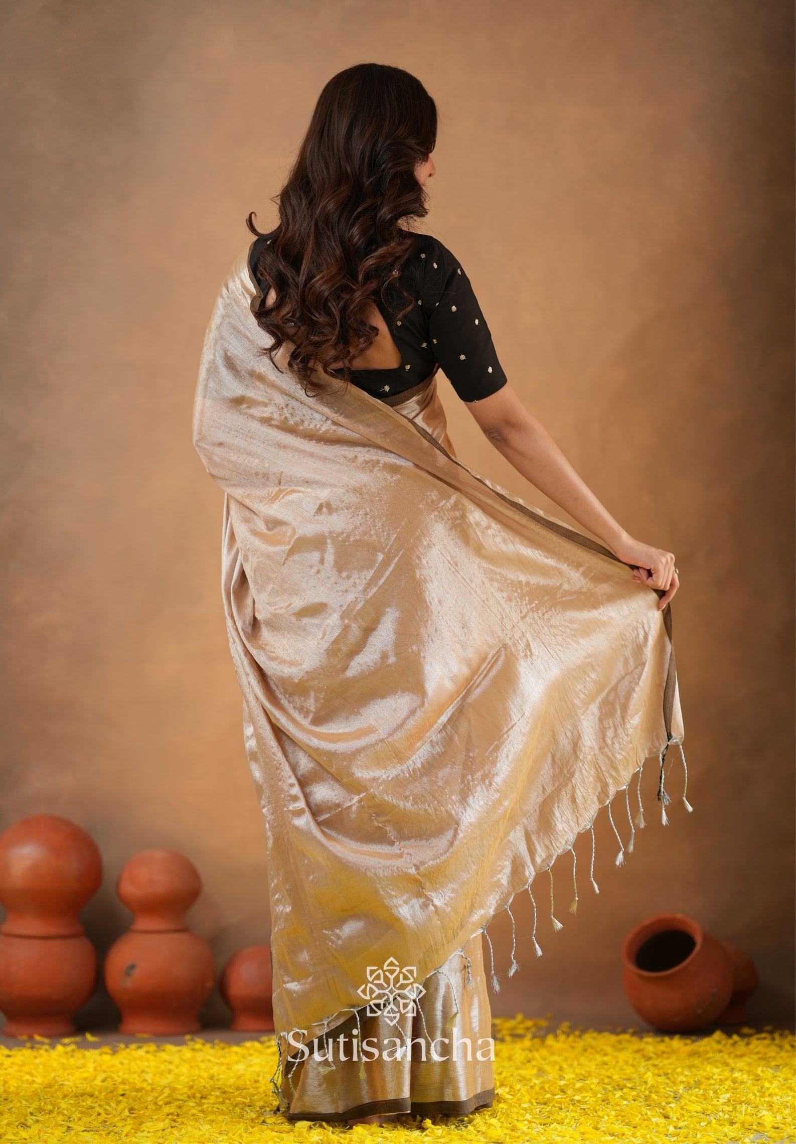 Ivory Gold Horizon – Flowing with Regal Charm