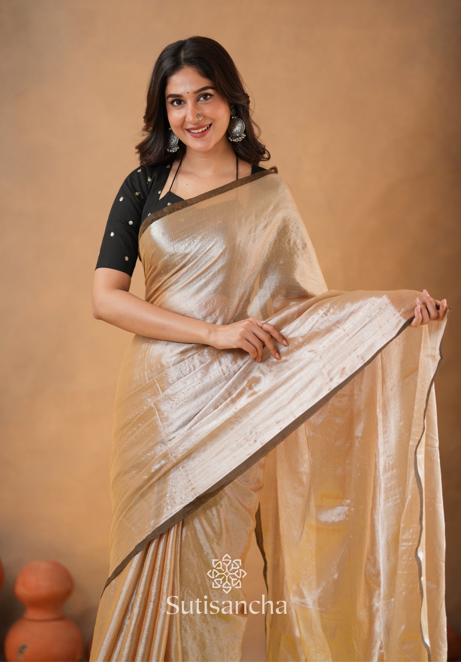 Ivory Gold Horizon – Flowing with Regal Charm