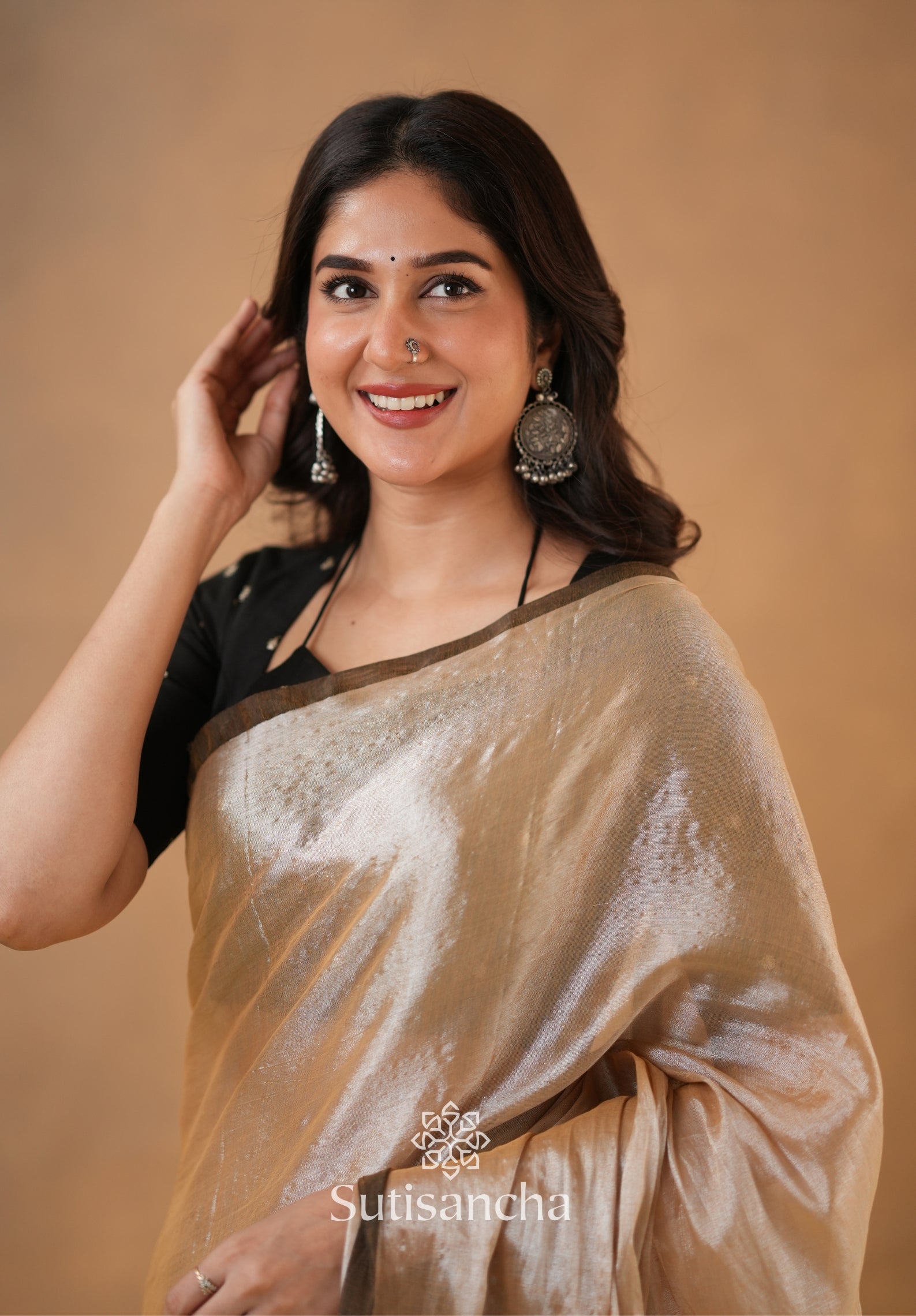 Ivory Gold Horizon – Flowing with Regal Charm