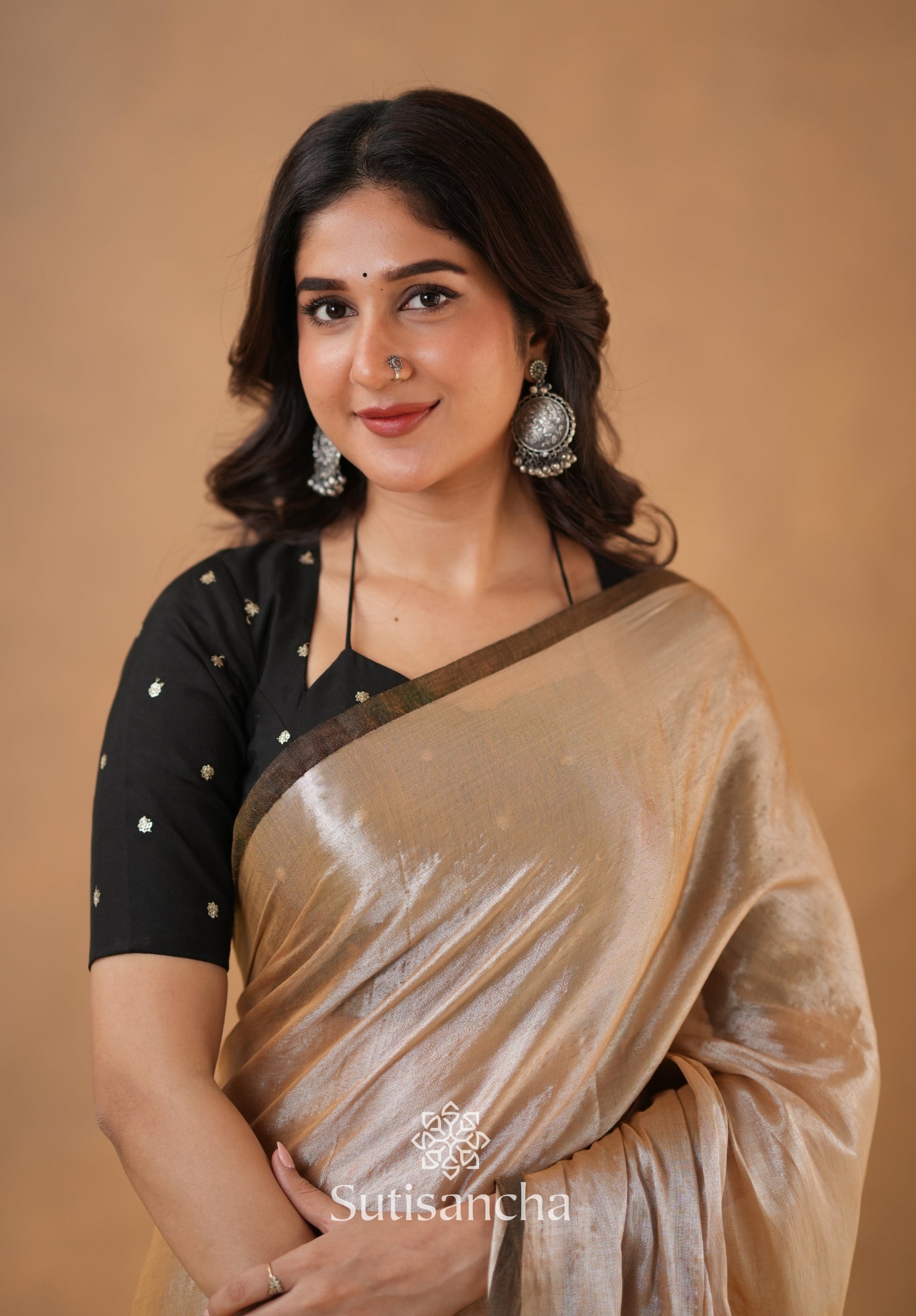 Ivory Gold Horizon – Flowing with Regal Charm