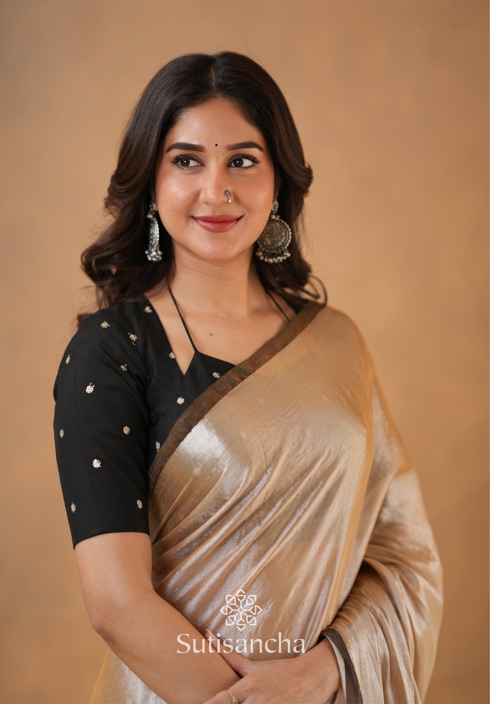 Ivory Gold Horizon – Flowing with Regal Charm