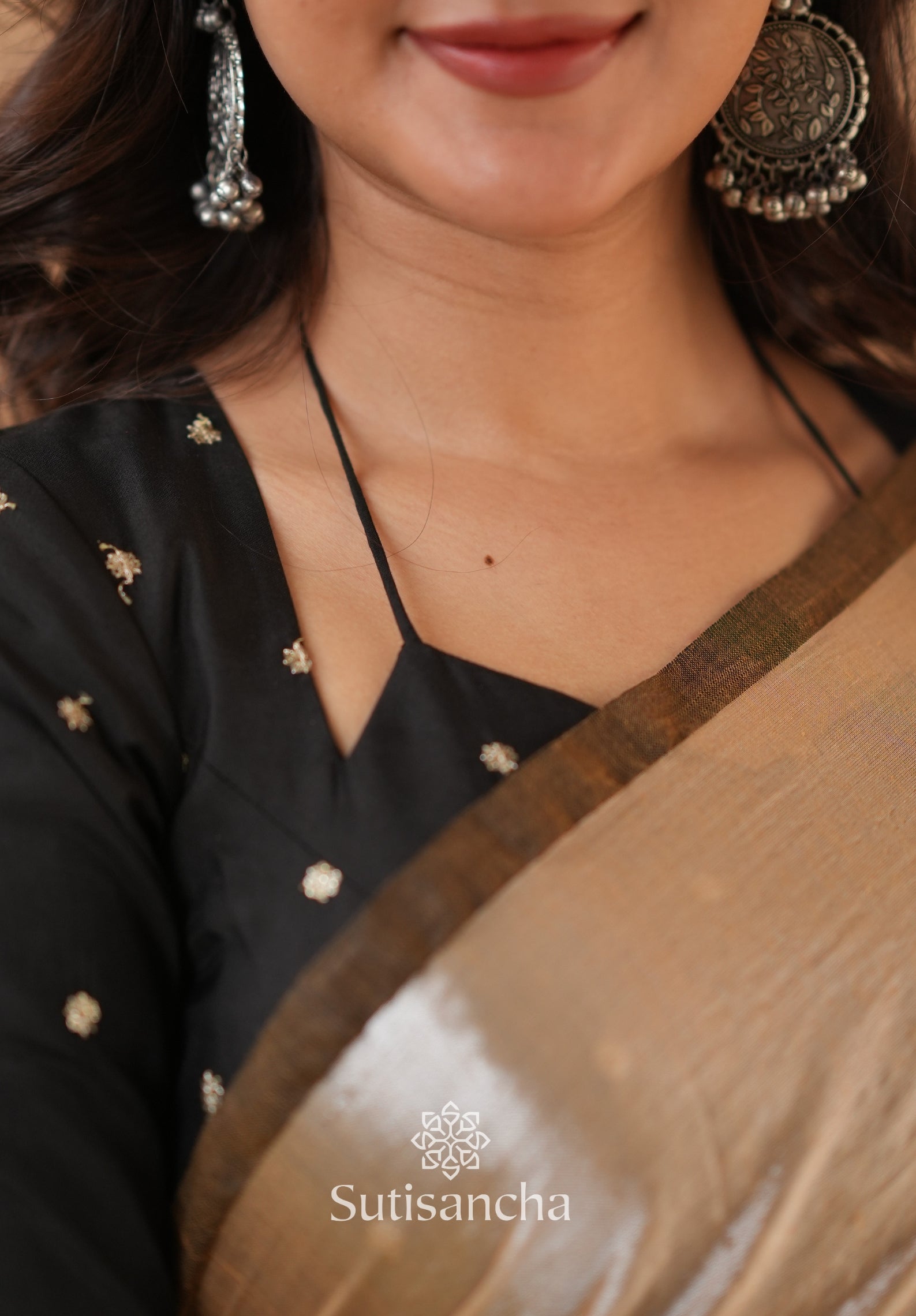 Ivory Gold Horizon – Flowing with Regal Charm