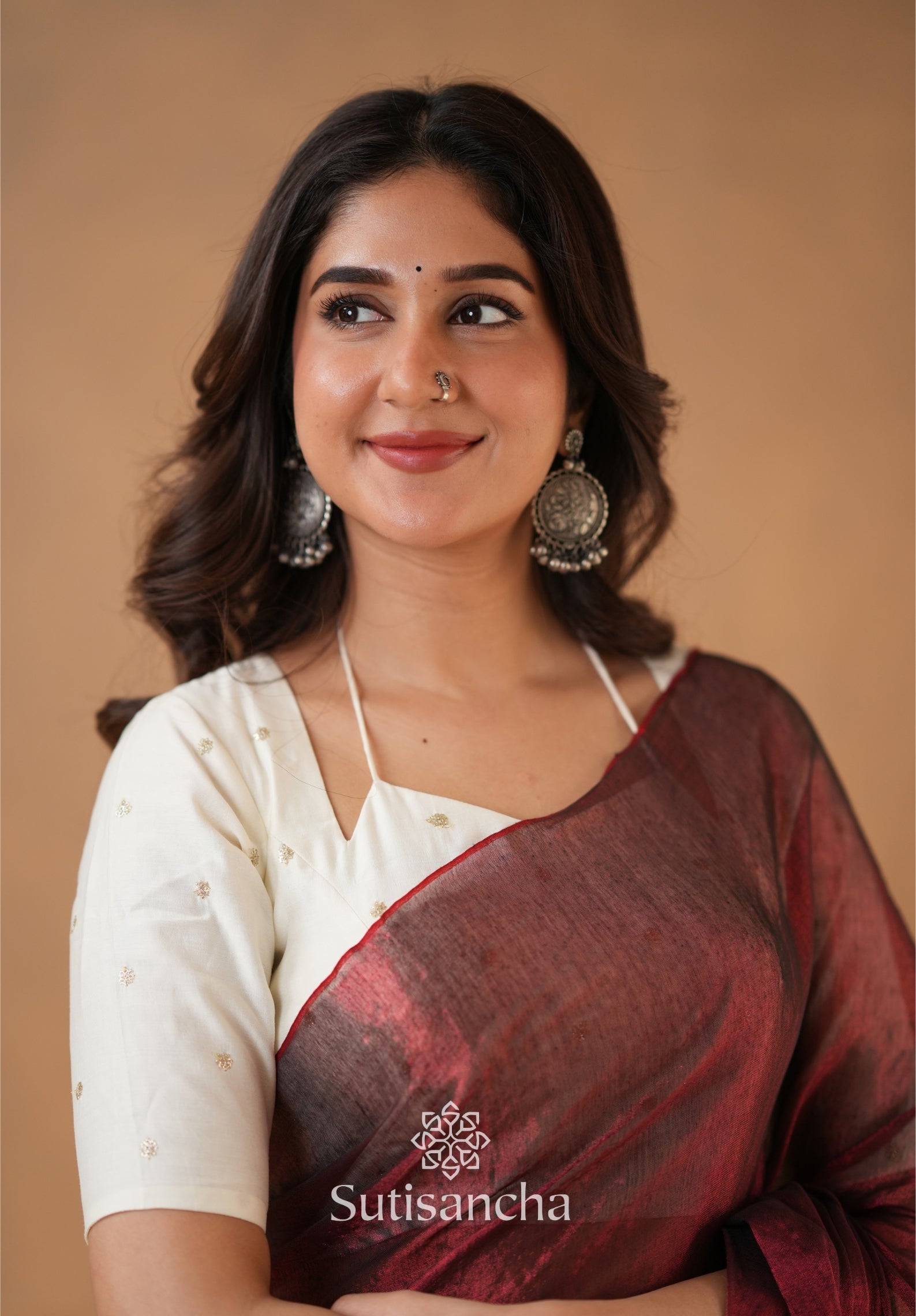 Ivory Gold Horizon – Flowing with Regal Charm