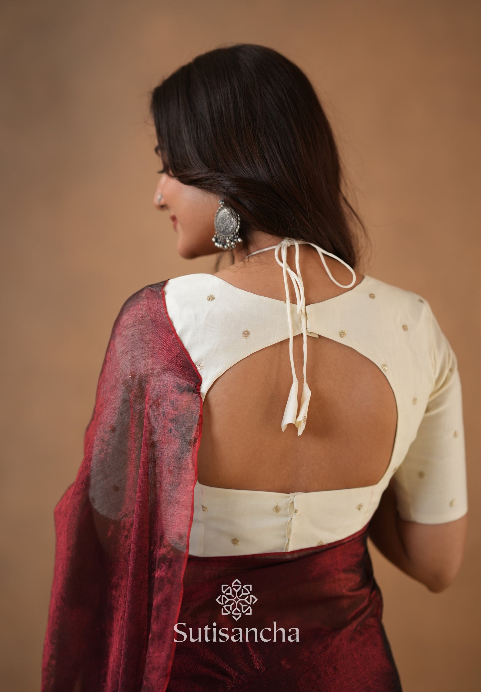 Ivory Gold Horizon – Flowing with Regal Charm