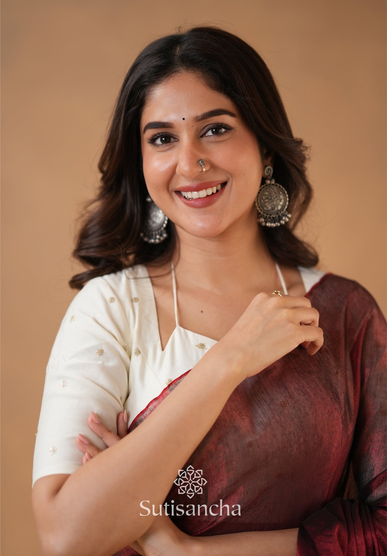 Ivory Gold Horizon – Flowing with Regal Charm