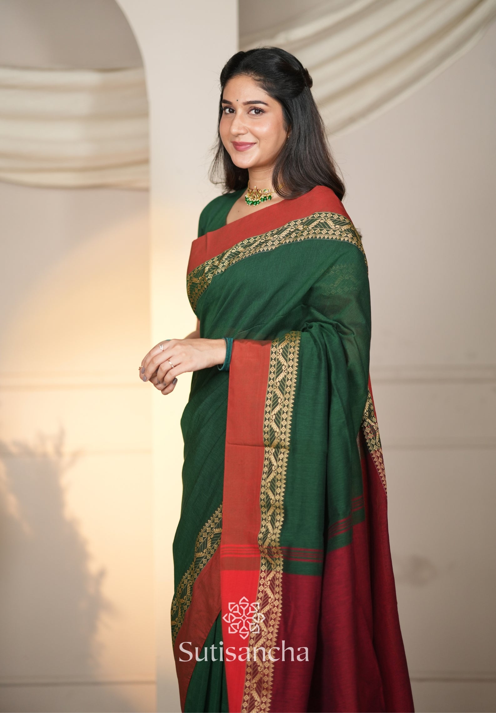 The Weaver's Touch: Pure Bengal Cotton Saree with Timeless Appeal