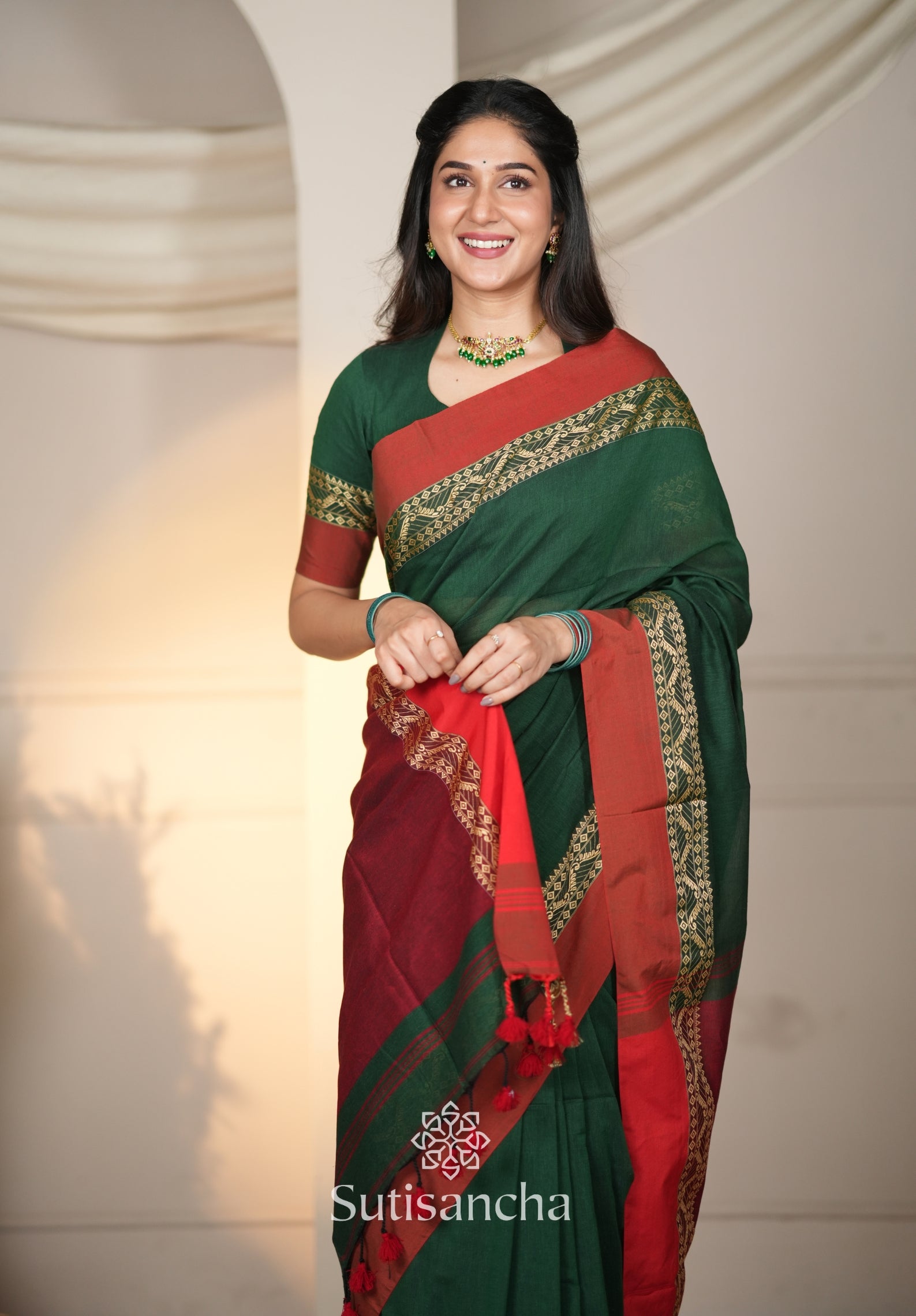 The Weaver's Touch: Pure Bengal Cotton Saree with Timeless Appeal