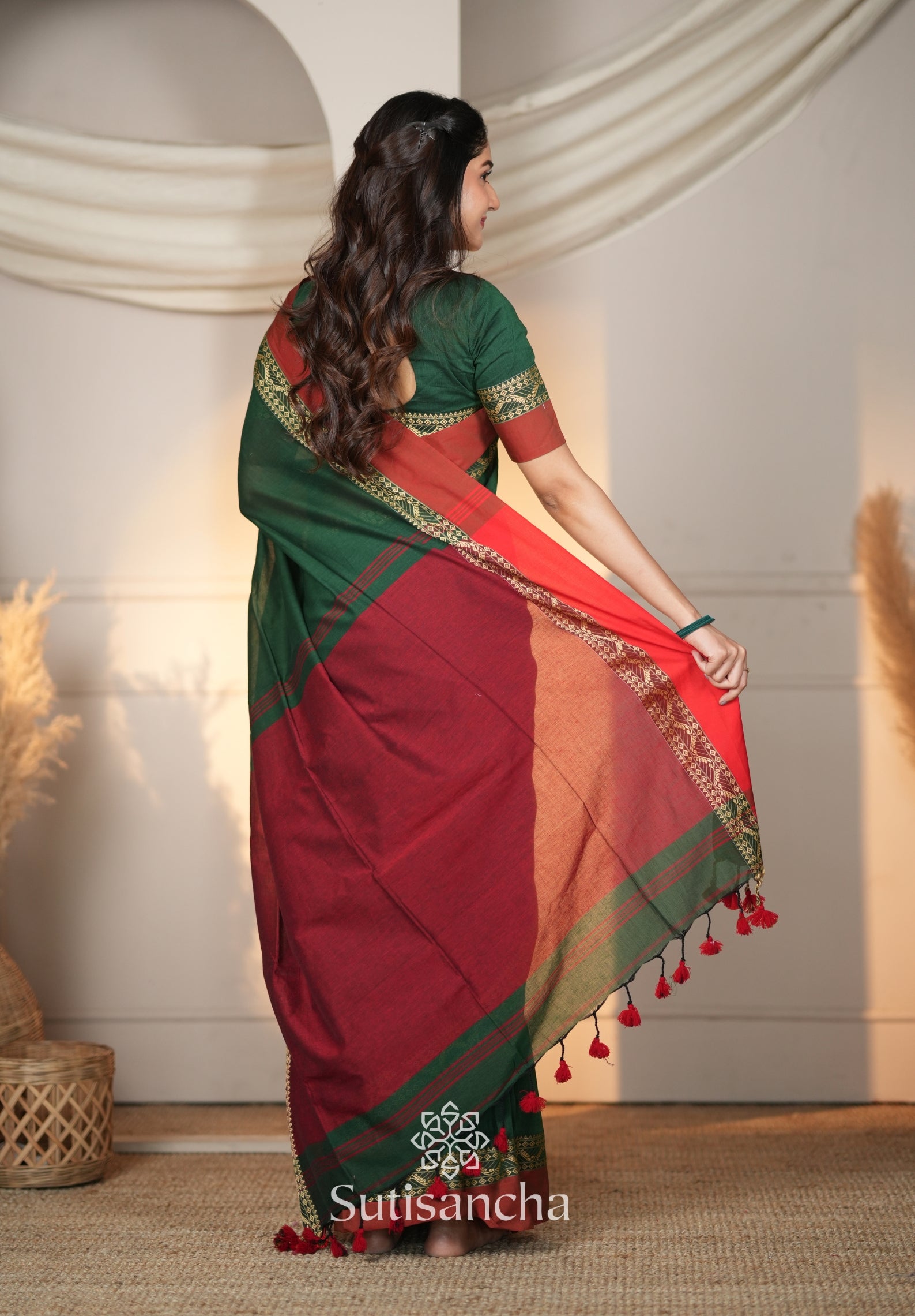 The Weaver's Touch: Pure Bengal Cotton Saree with Timeless Appeal