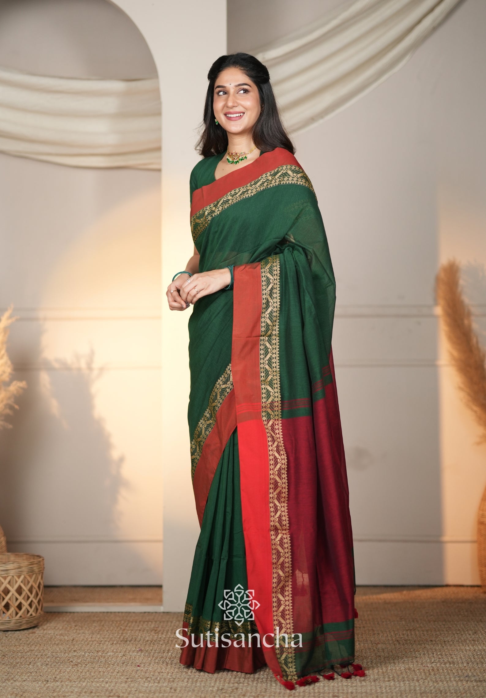 The Weaver's Touch: Pure Bengal Cotton Saree with Timeless Appeal