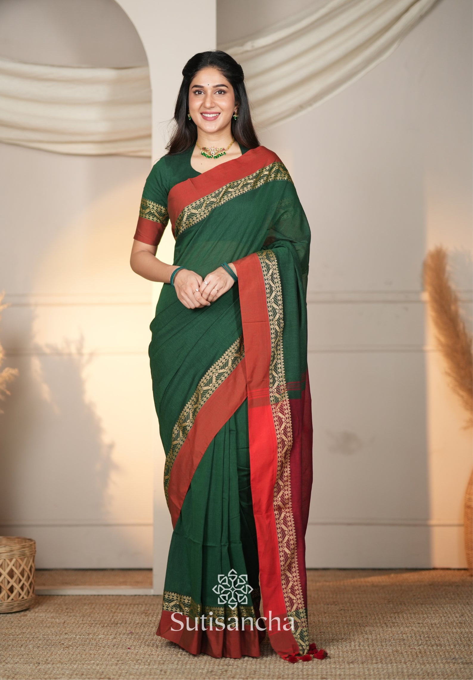 The Weaver's Touch: Pure Bengal Cotton Saree with Timeless Appeal