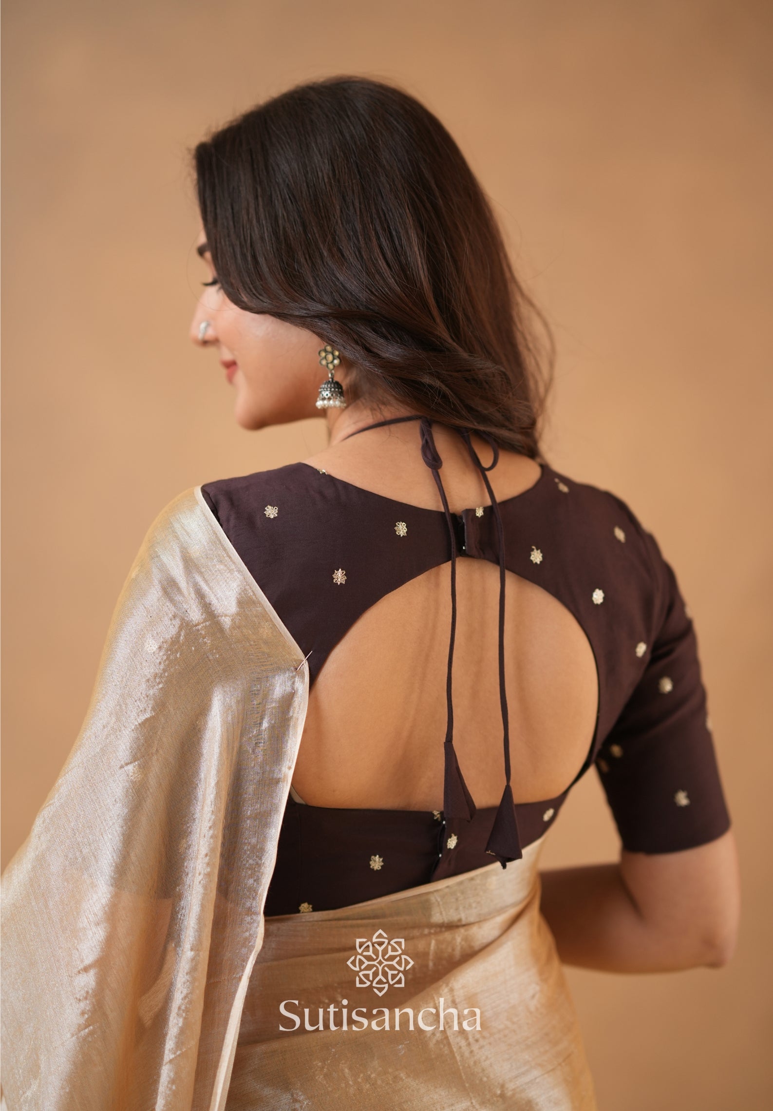 Ivory Gold Horizon – Flowing with Regal Charm