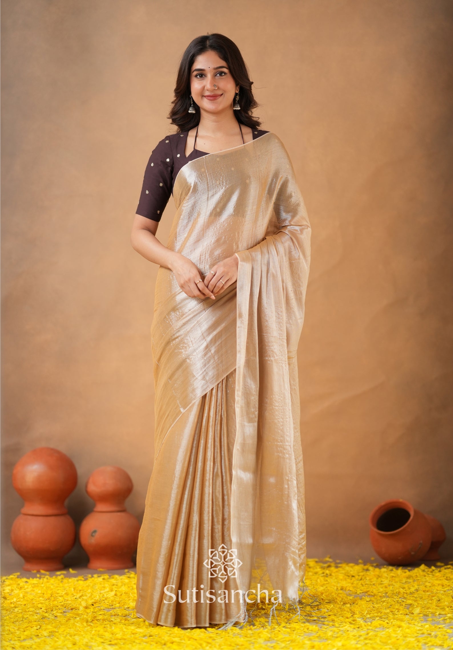 Ivory Gold Horizon – Flowing with Regal Charm