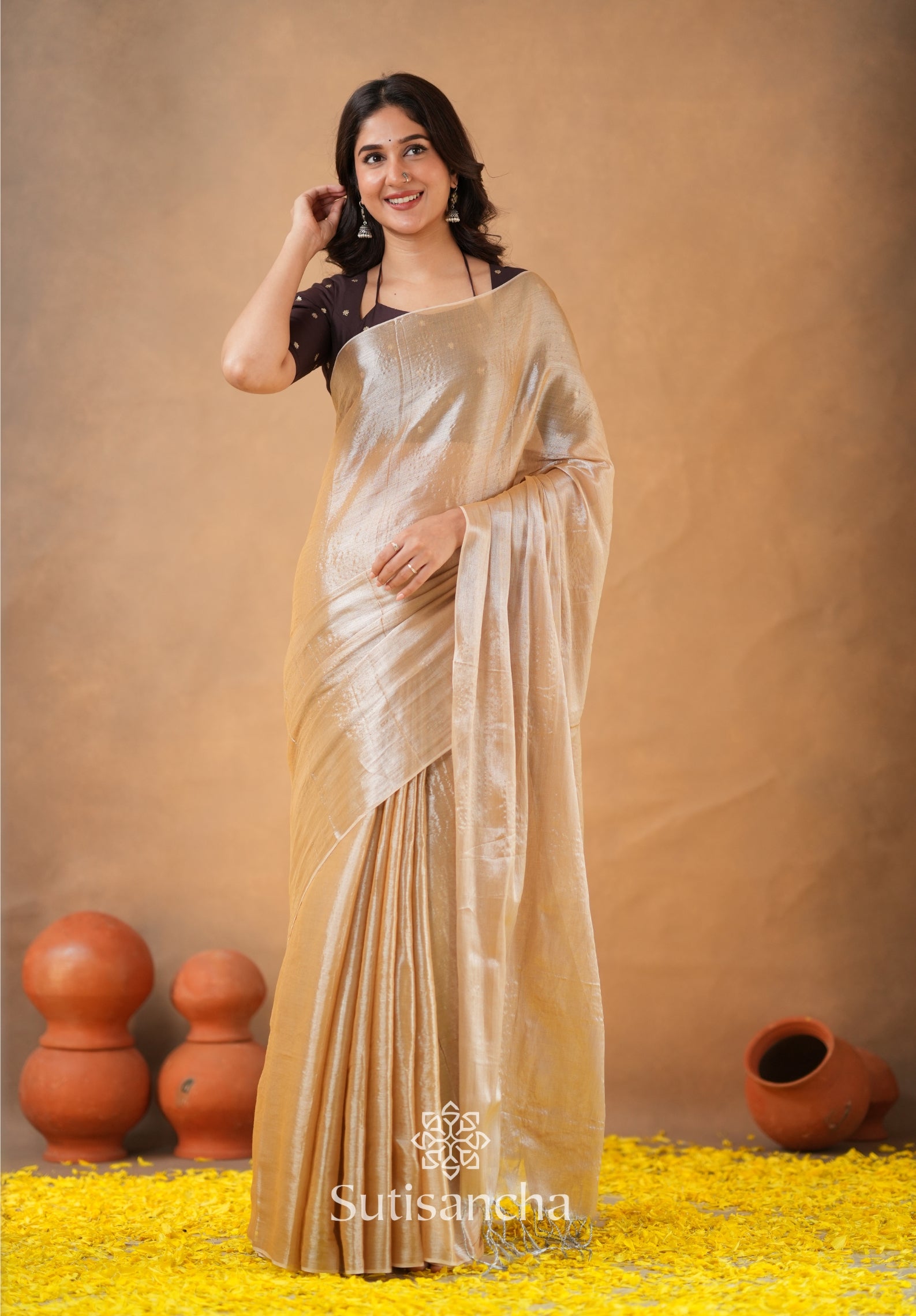 Ivory Gold Horizon – Flowing with Regal Charm