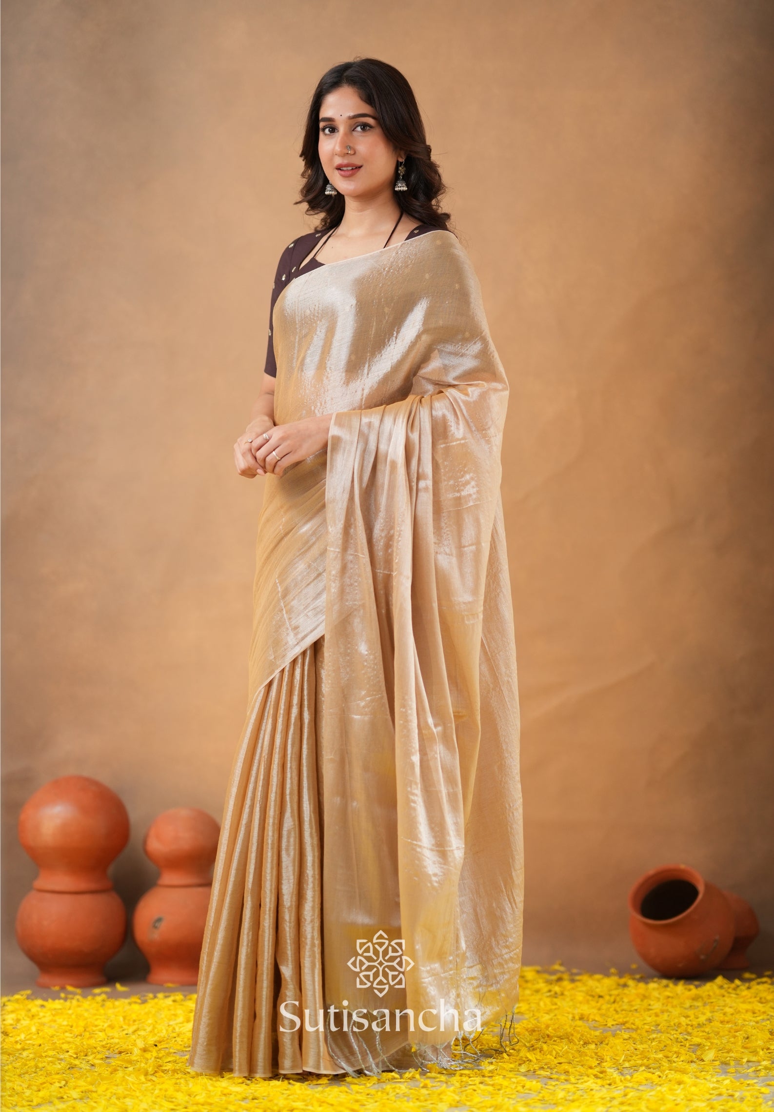 Ivory Gold Horizon – Flowing with Regal Charm