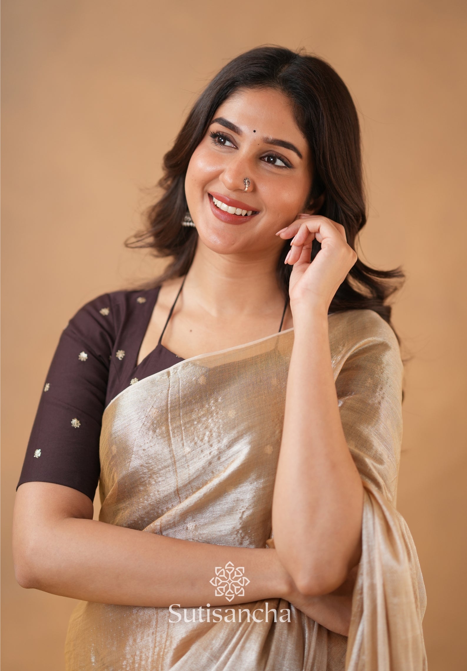 Ivory Gold Horizon – Flowing with Regal Charm