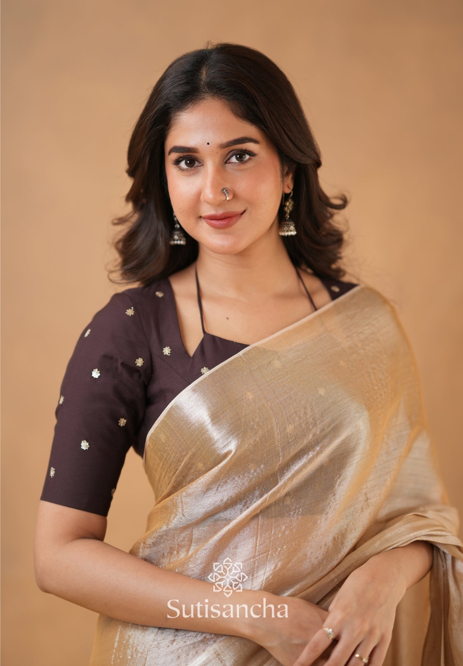 Ivory Gold Horizon – Flowing with Regal Charm