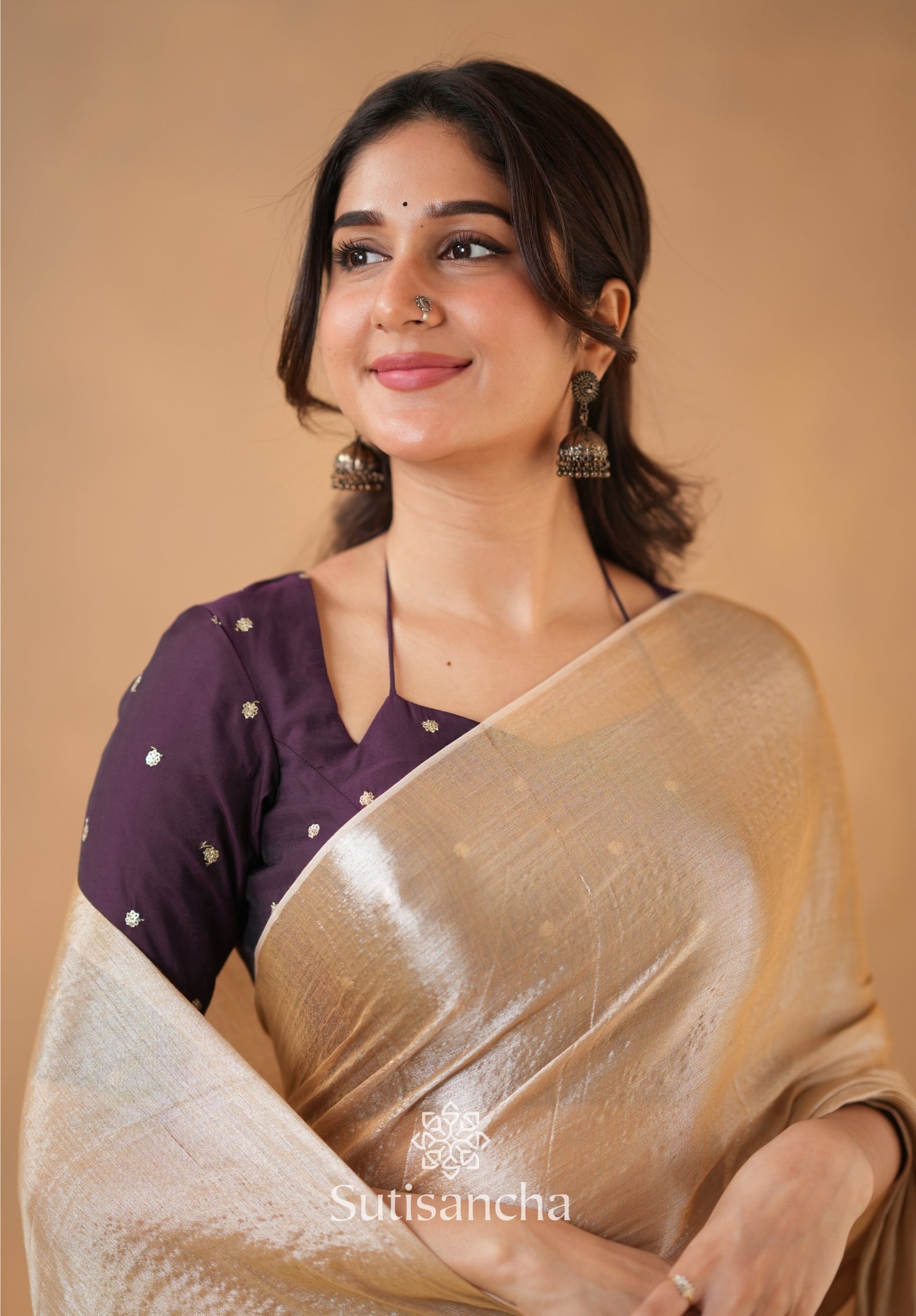 Ivory Gold Horizon – Flowing with Regal Charm