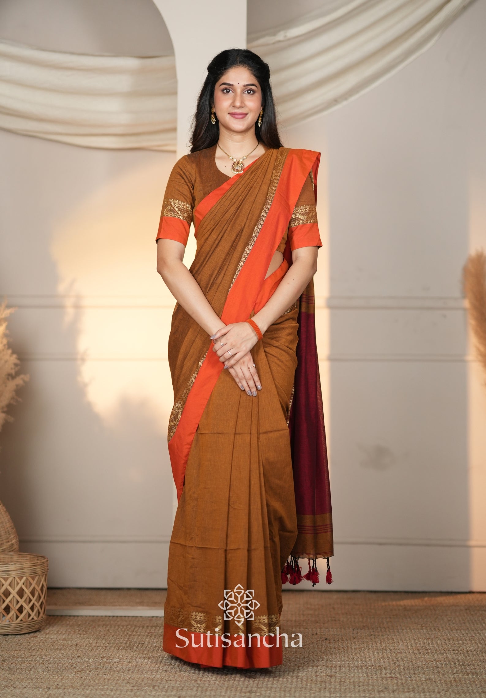 The Weaver's Touch: Pure Bengal Cotton Saree with Timeless Appeal