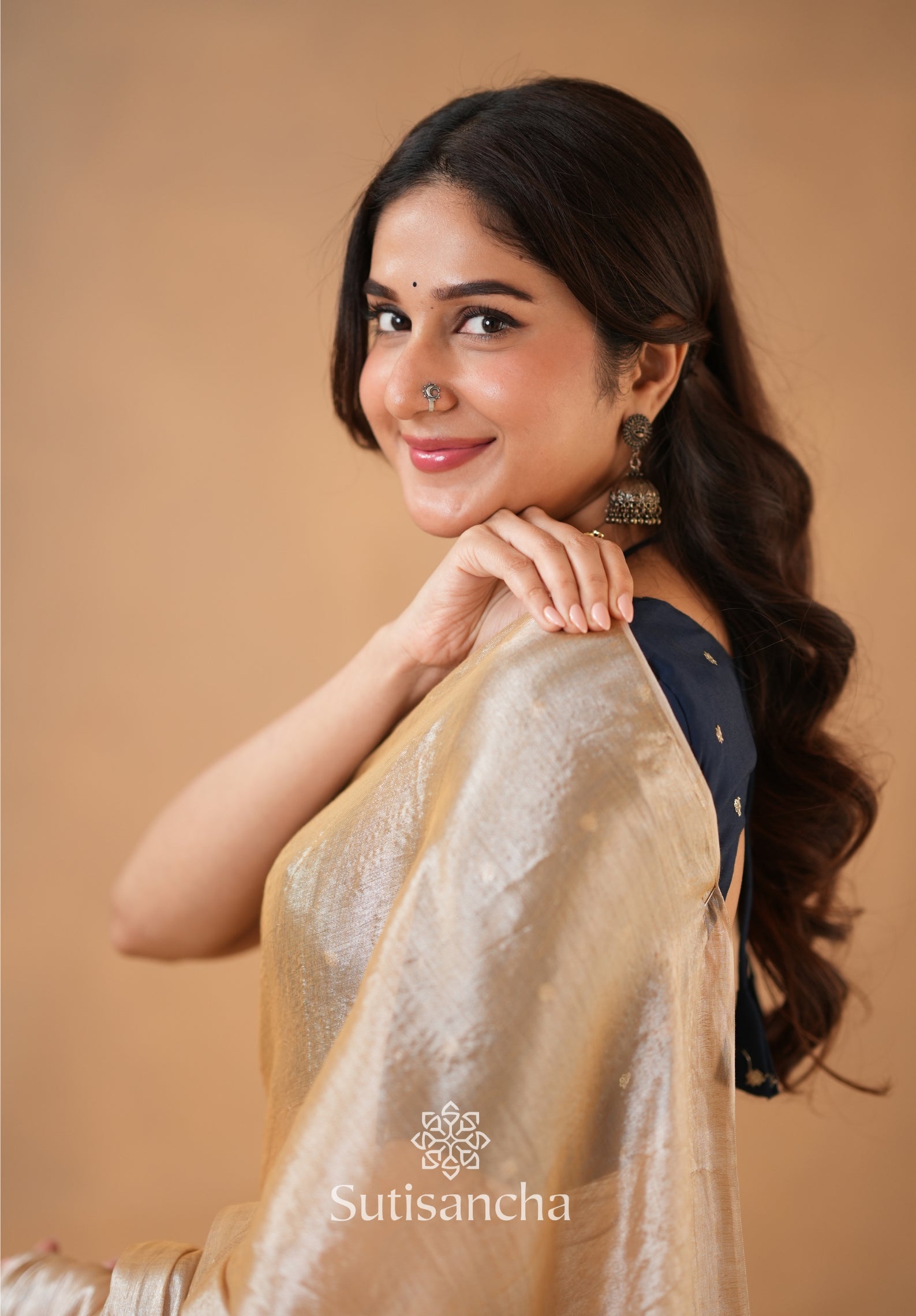 Ivory Gold Horizon – Flowing with Regal Charm