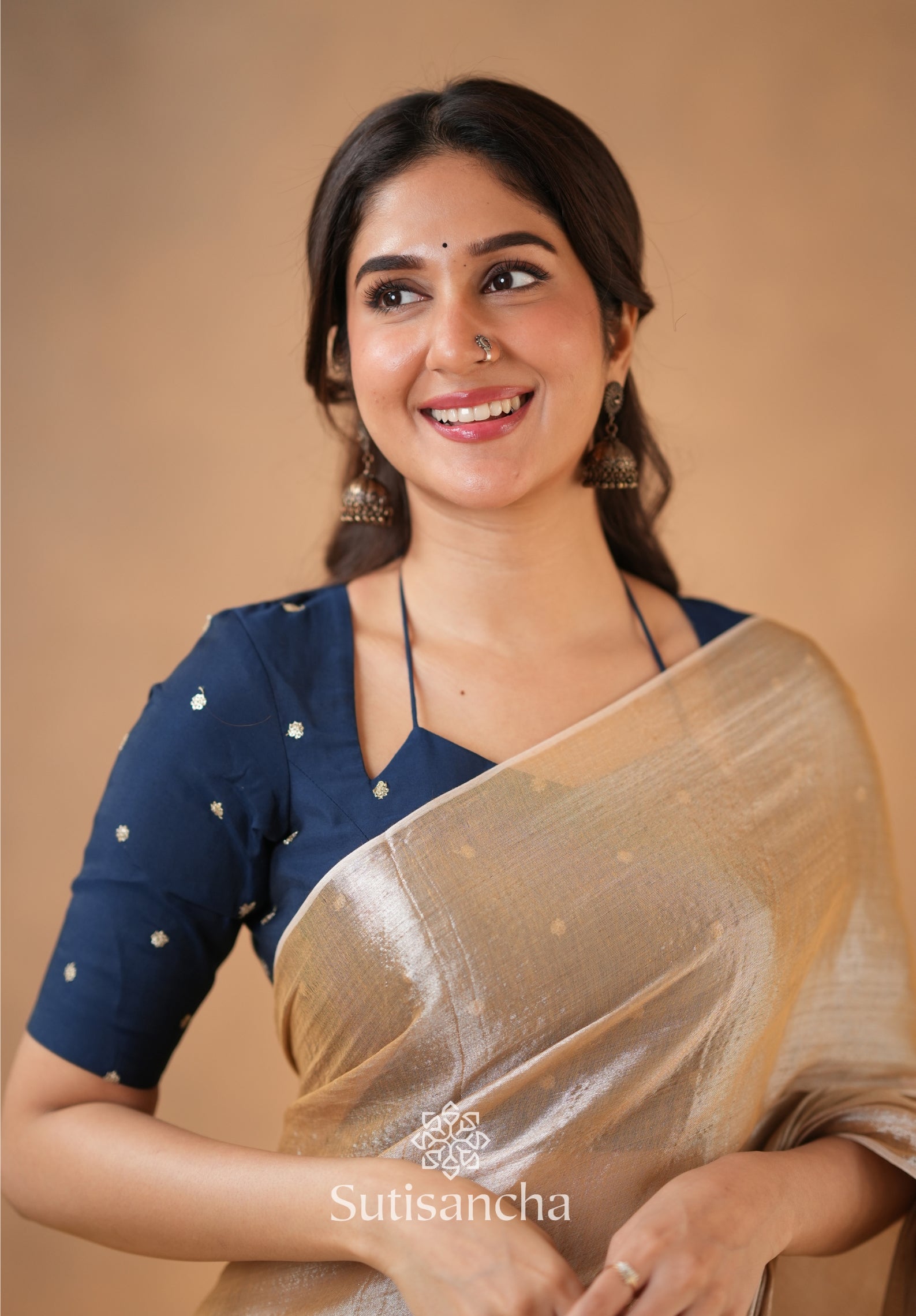 Ivory Gold Horizon – Flowing with Regal Charm