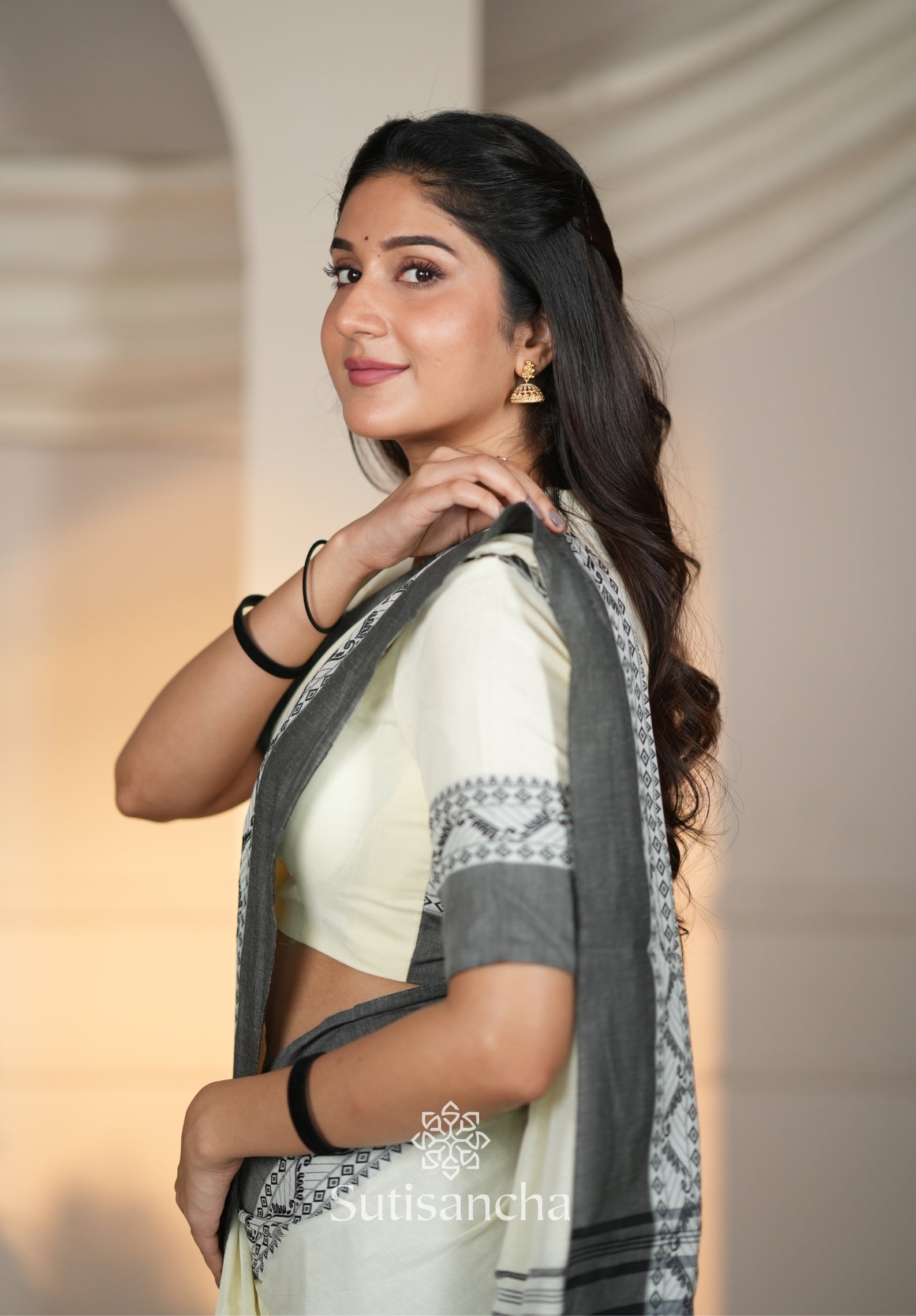 The Weaver's Touch: Pure Bengal Cotton Saree with Timeless Appeal