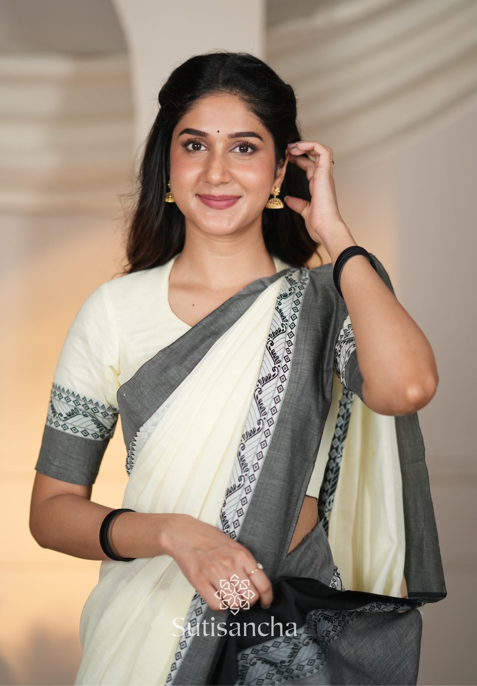 The Weaver's Touch: Pure Bengal Cotton Saree with Timeless Appeal