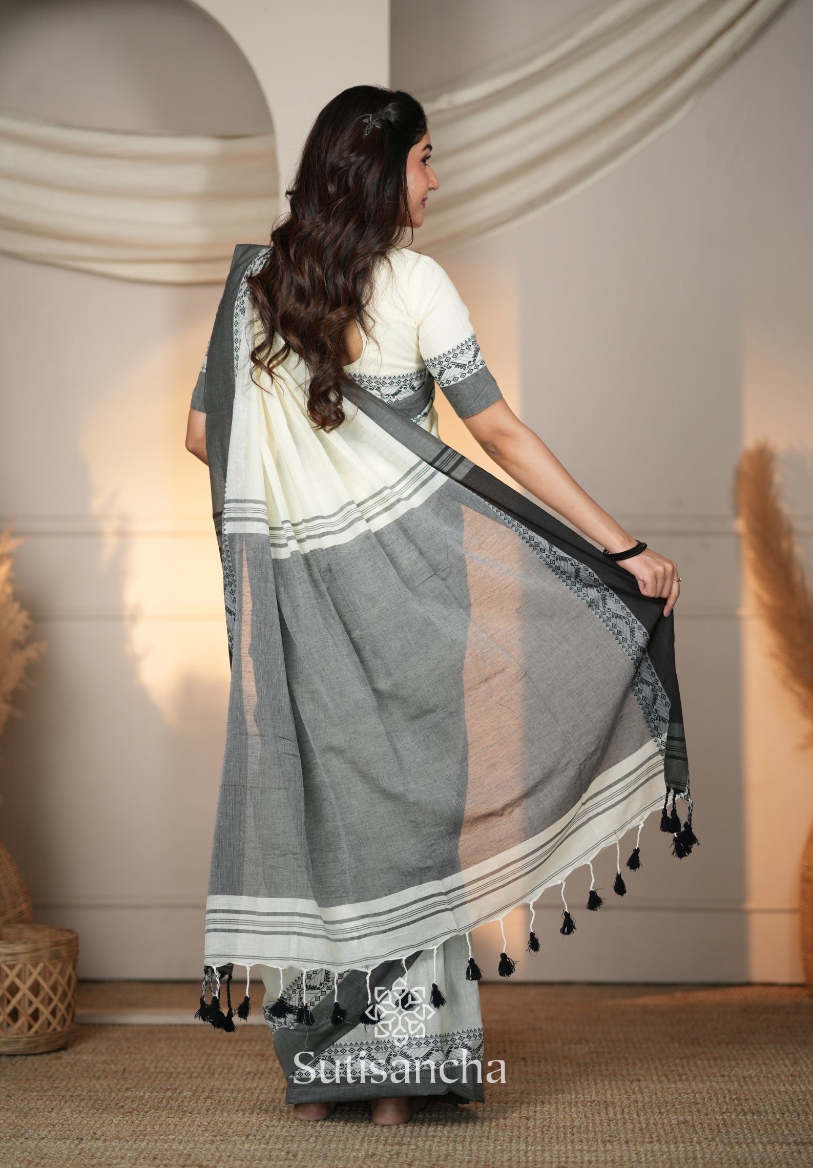 The Weaver's Touch: Pure Bengal Cotton Saree with Timeless Appeal