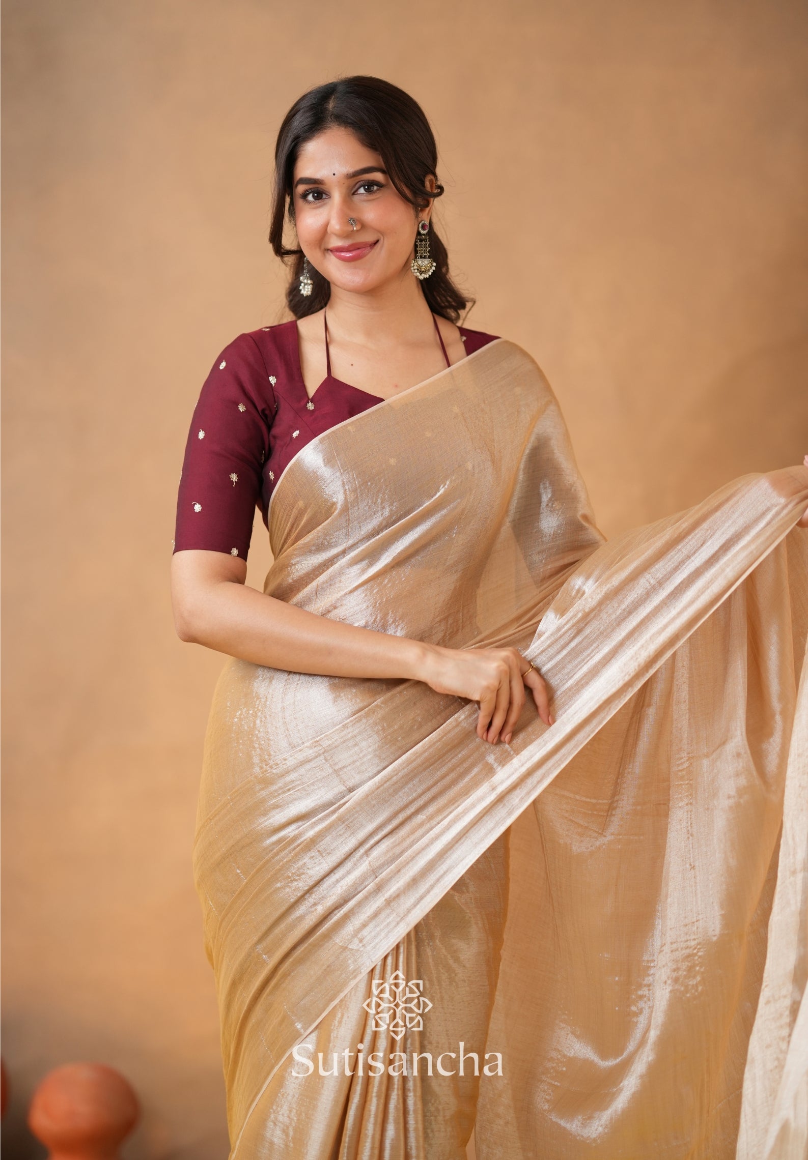 Ivory Gold Horizon – Flowing with Regal Charm