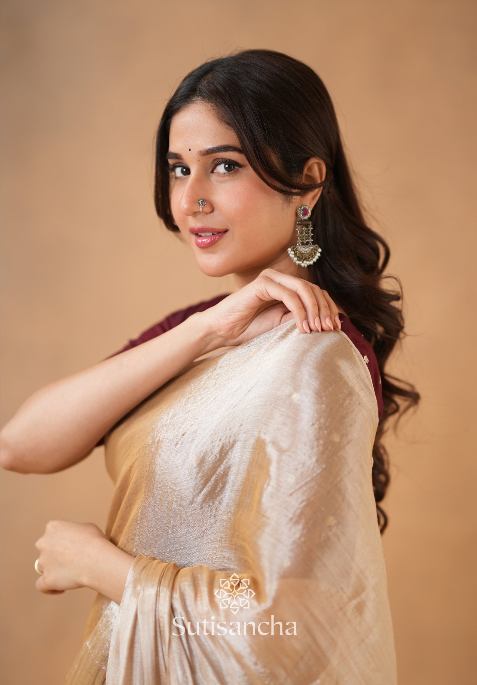 Ivory Gold Horizon – Flowing with Regal Charm