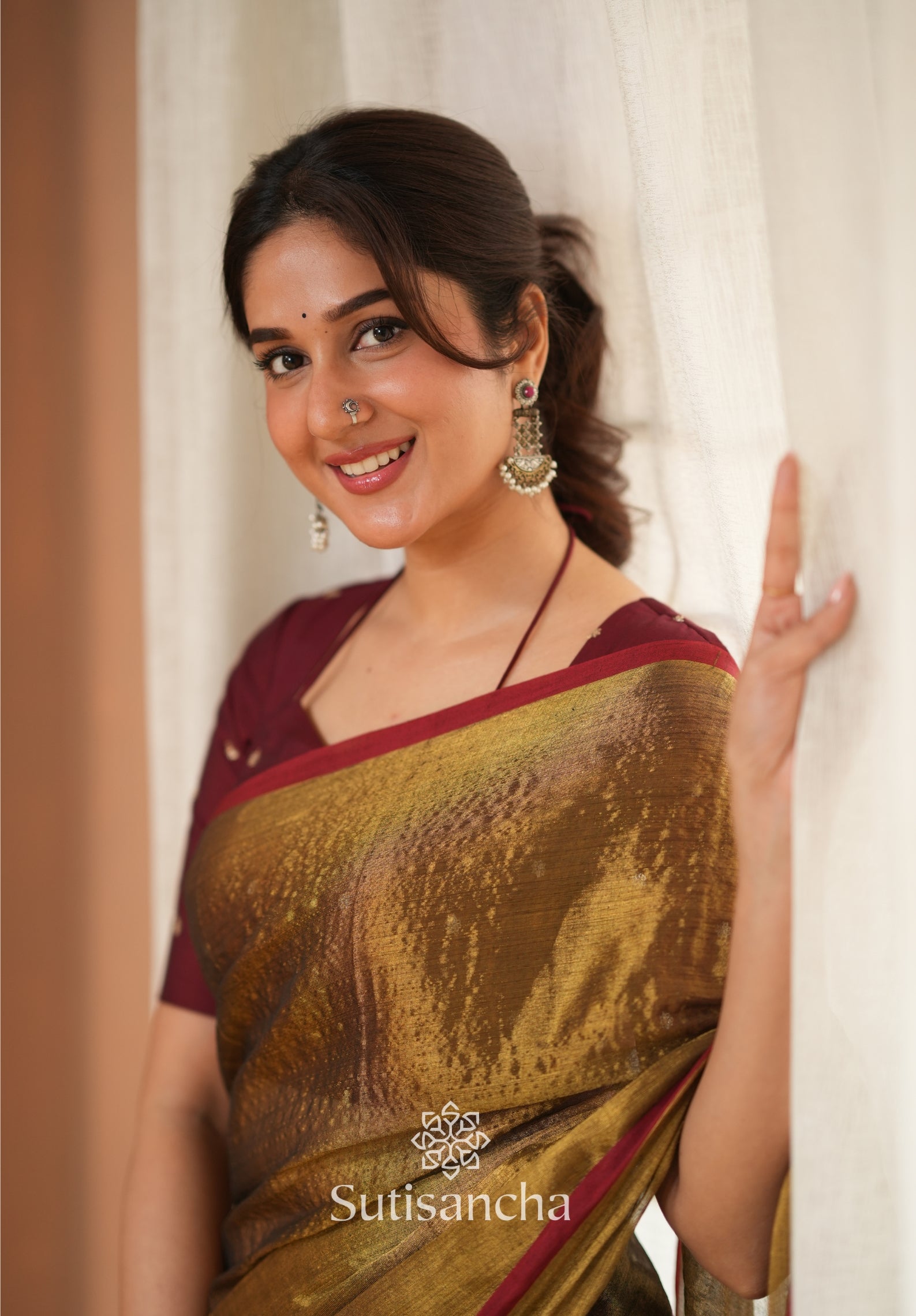 Ivory Gold Horizon – Flowing with Regal Charm