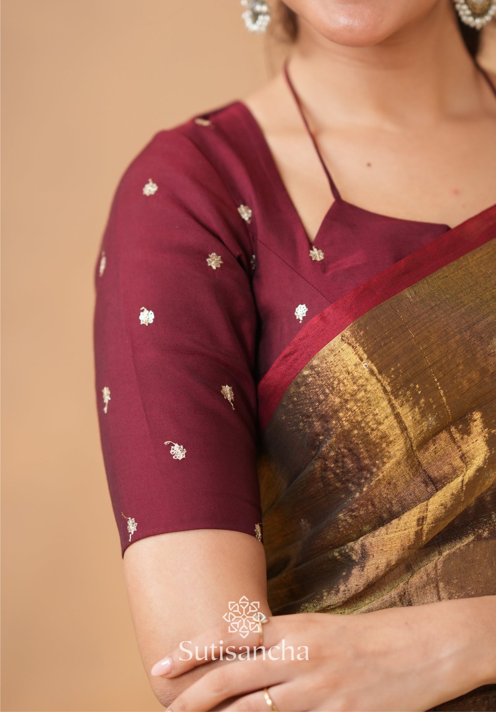 Ivory Gold Horizon – Flowing with Regal Charm