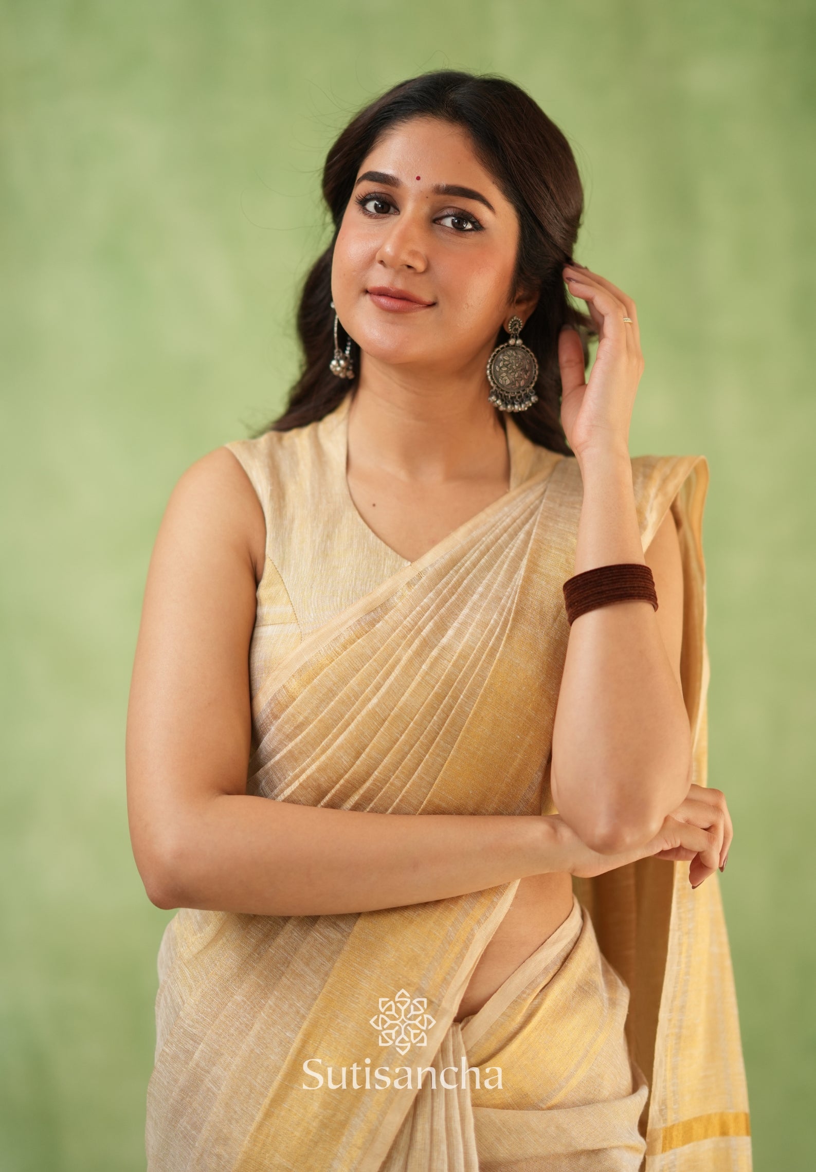 Opulent Golden Border Saree with Tassel Detailing – Cotton Linen Weave