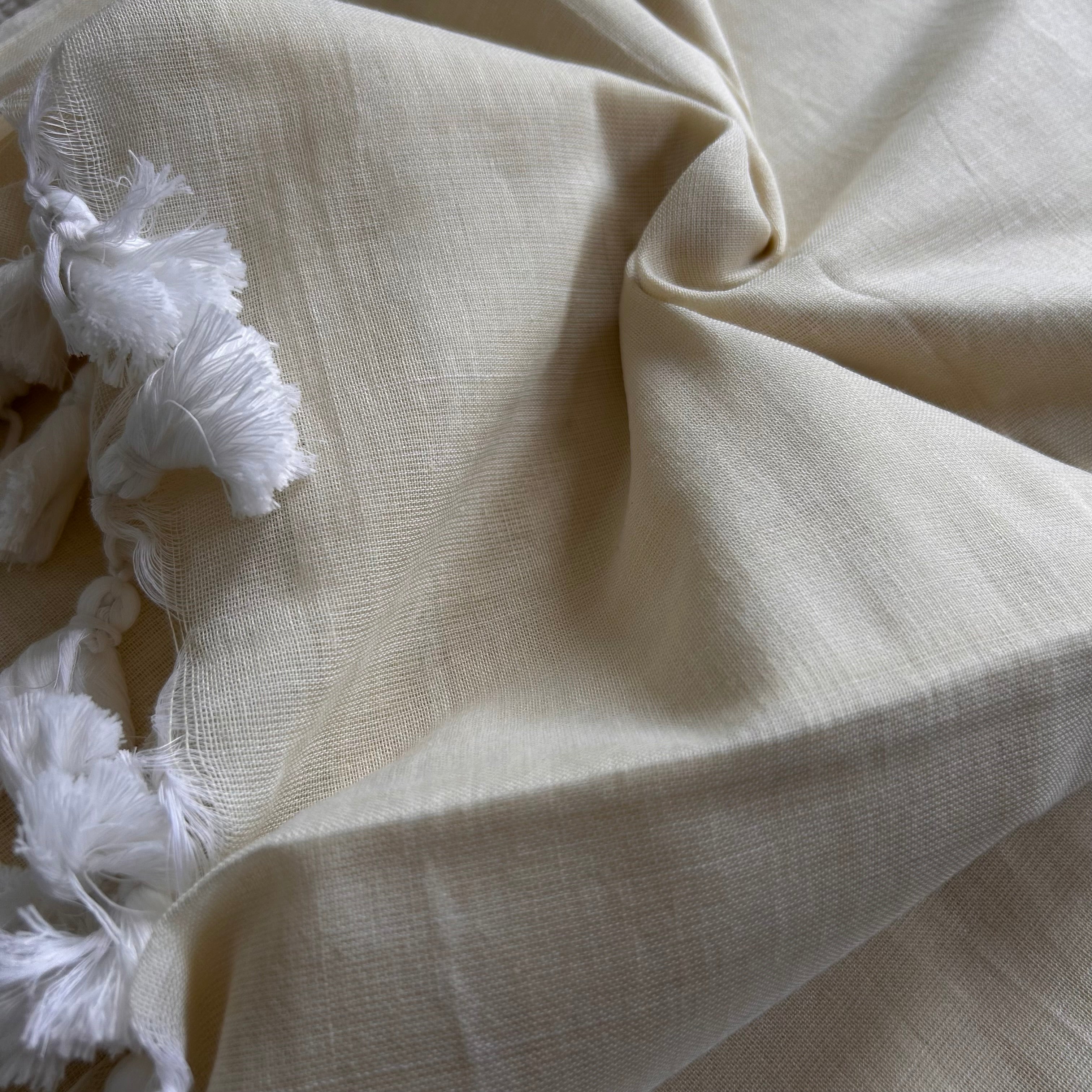 Sutisancha Off White Handloom Cotton Saree With Blouse