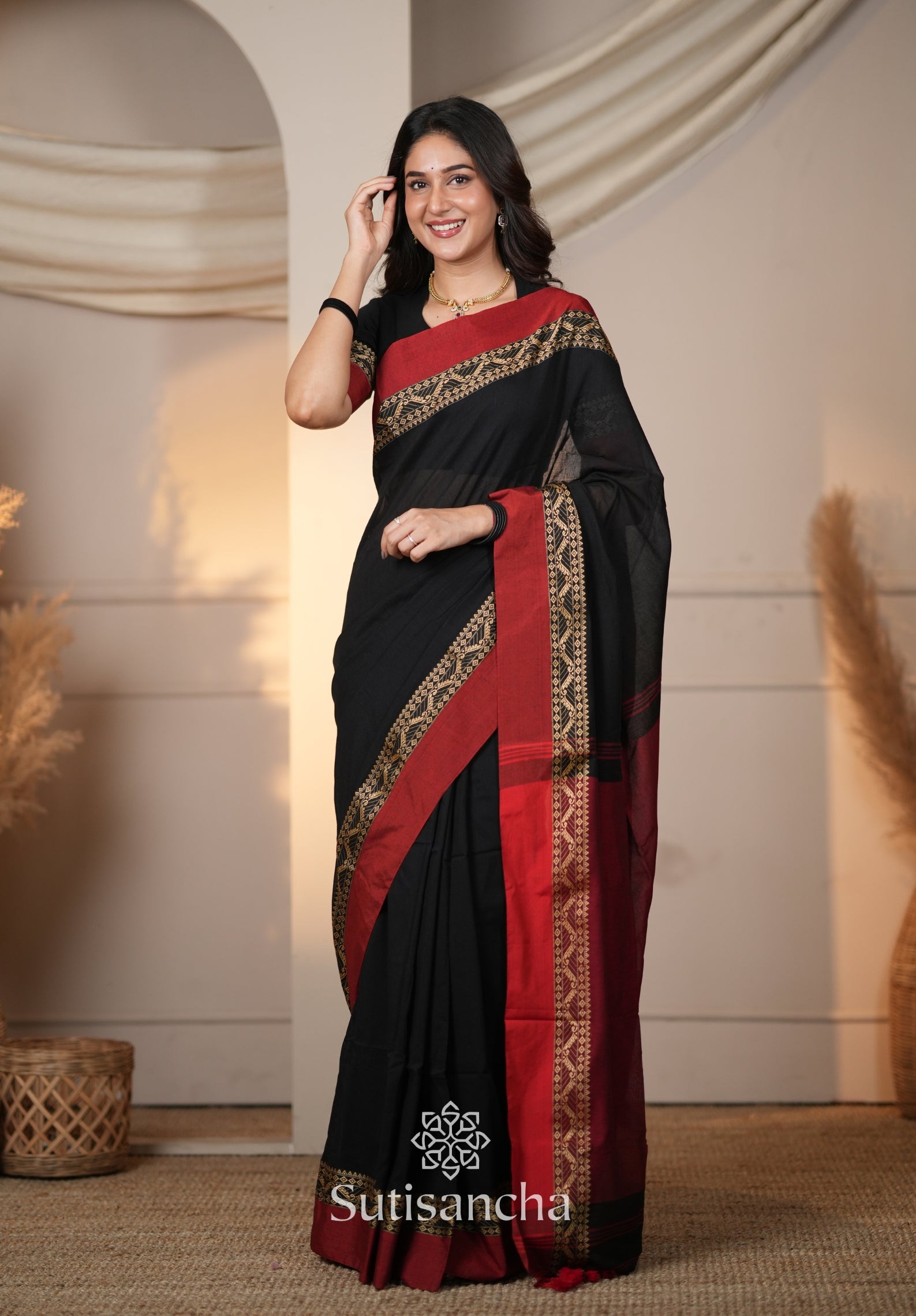 The Weaver's Touch: Pure Bengal Cotton Saree with Timeless Appeal