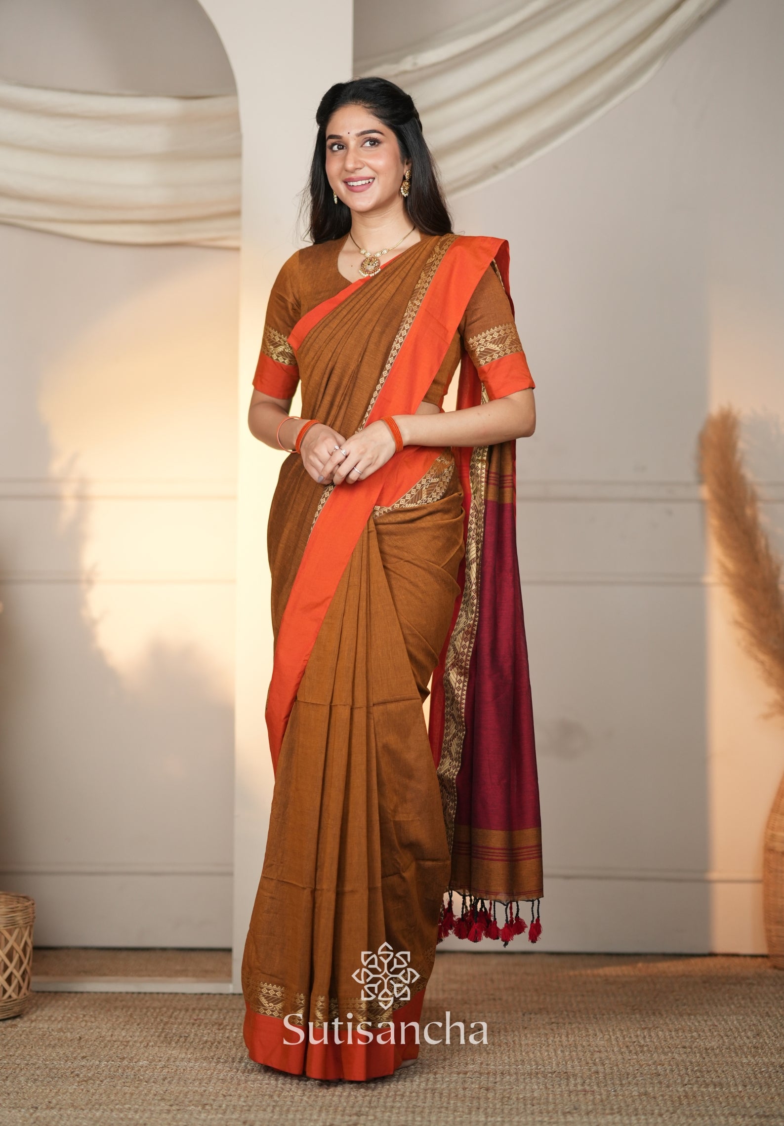The Weaver's Touch: Pure Bengal Cotton Saree with Timeless Appeal