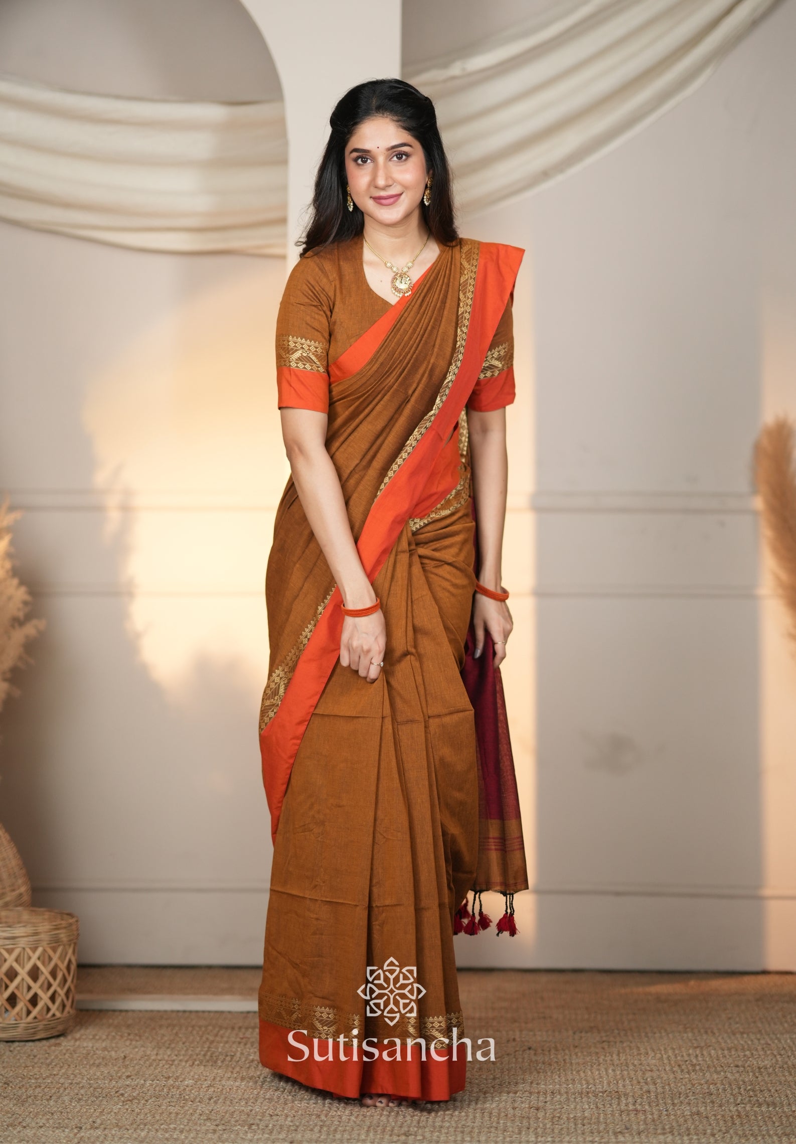 The Weaver's Touch: Pure Bengal Cotton Saree with Timeless Appeal