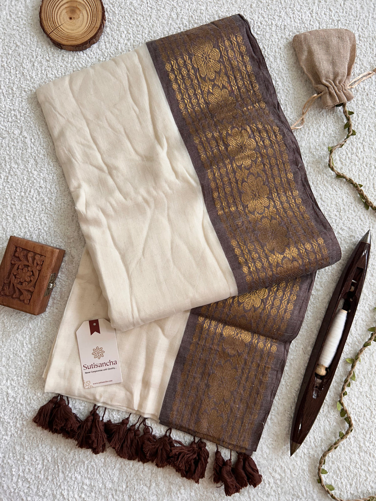 Mulaya Mul Cotton Saree – Floral Woven Border