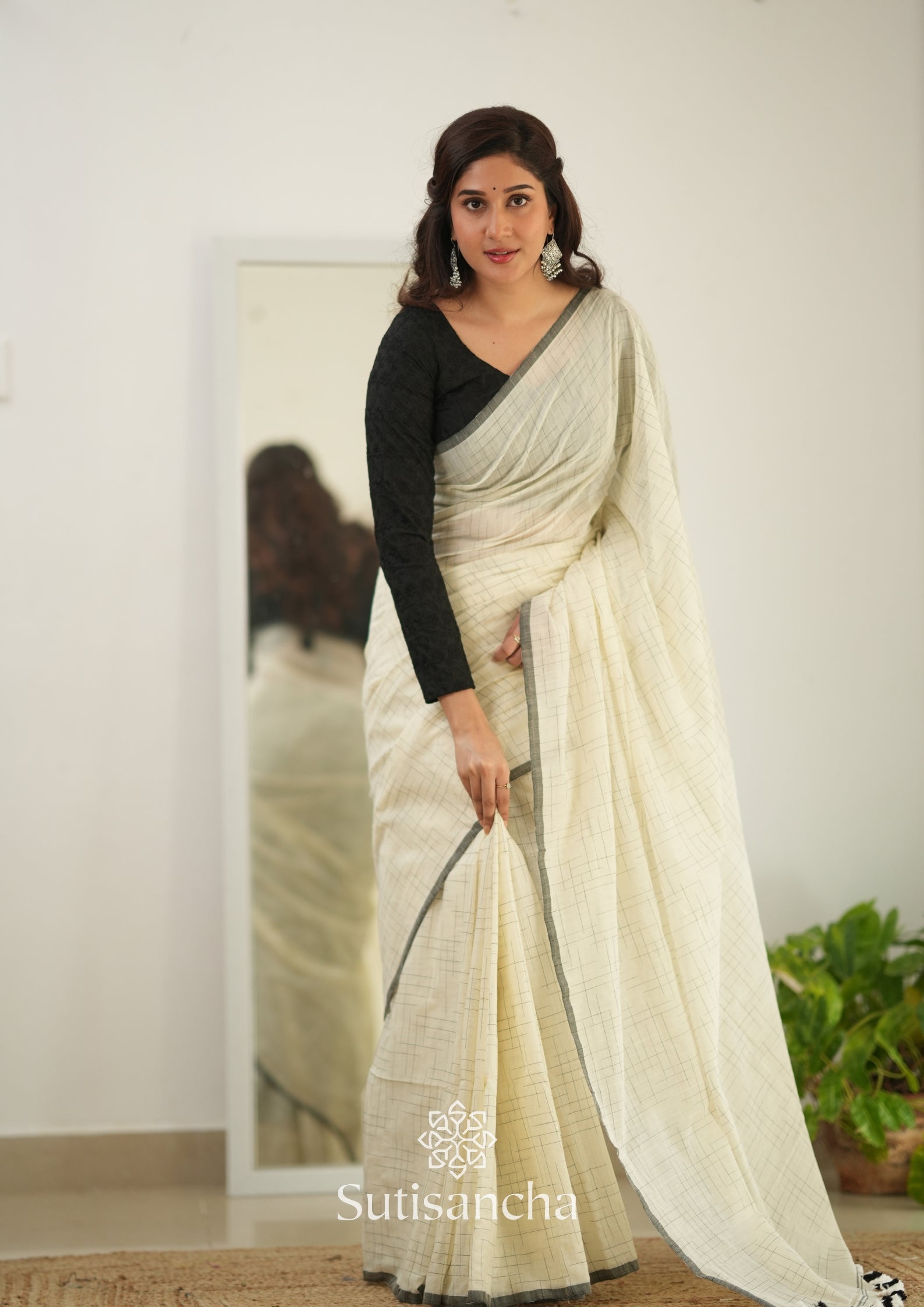 Sutisancha Offwhite Handloom Cotton Saree with Trendy Kotki Checks Design