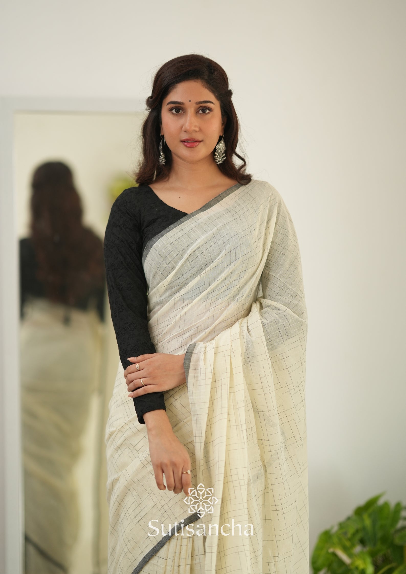 Sutisancha Offwhite Handloom Cotton Saree with Trendy Kotki Checks Design