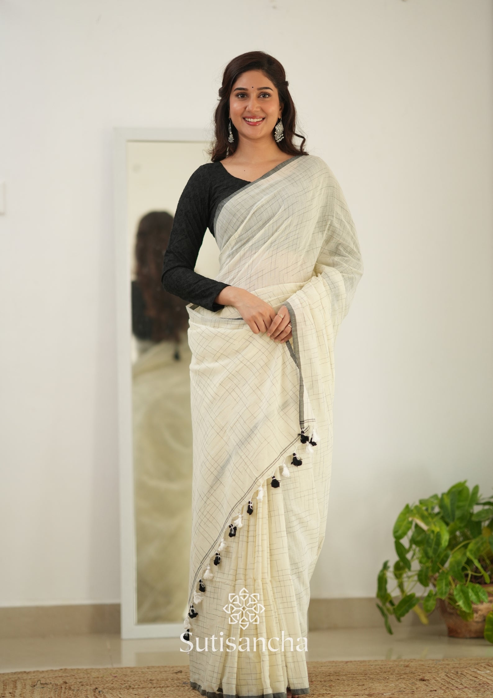 Sutisancha Offwhite Handloom Cotton Saree with Trendy Kotki Checks Design