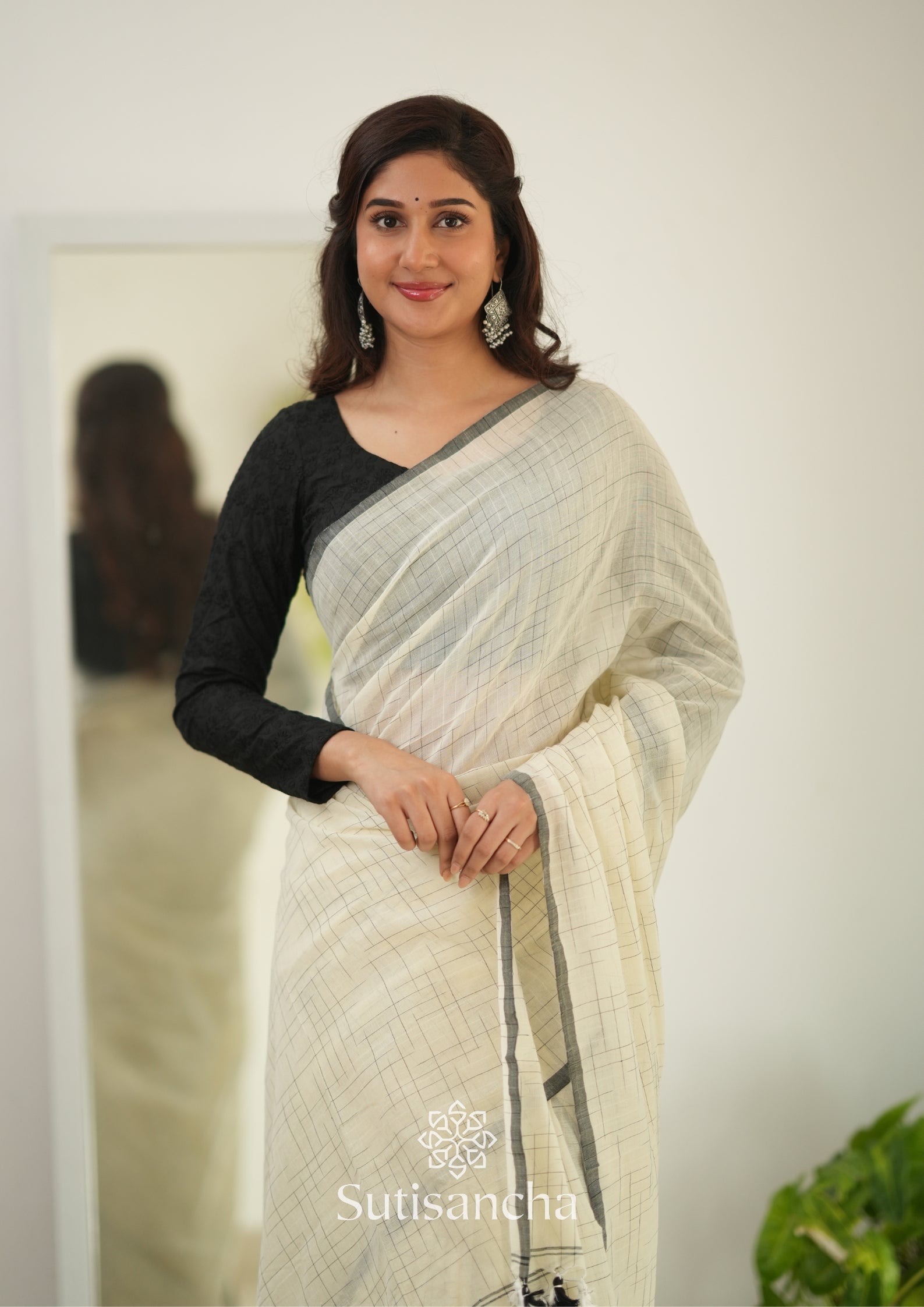 Sutisancha Offwhite Handloom Cotton Saree with Trendy Kotki Checks Design