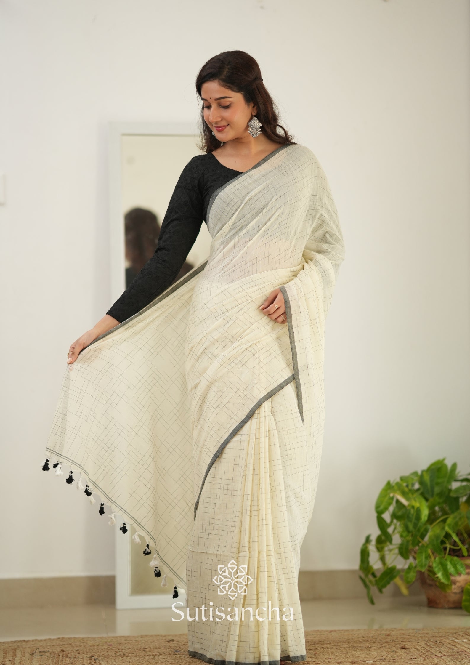 Sutisancha Offwhite Handloom Cotton Saree with Trendy Kotki Checks Design