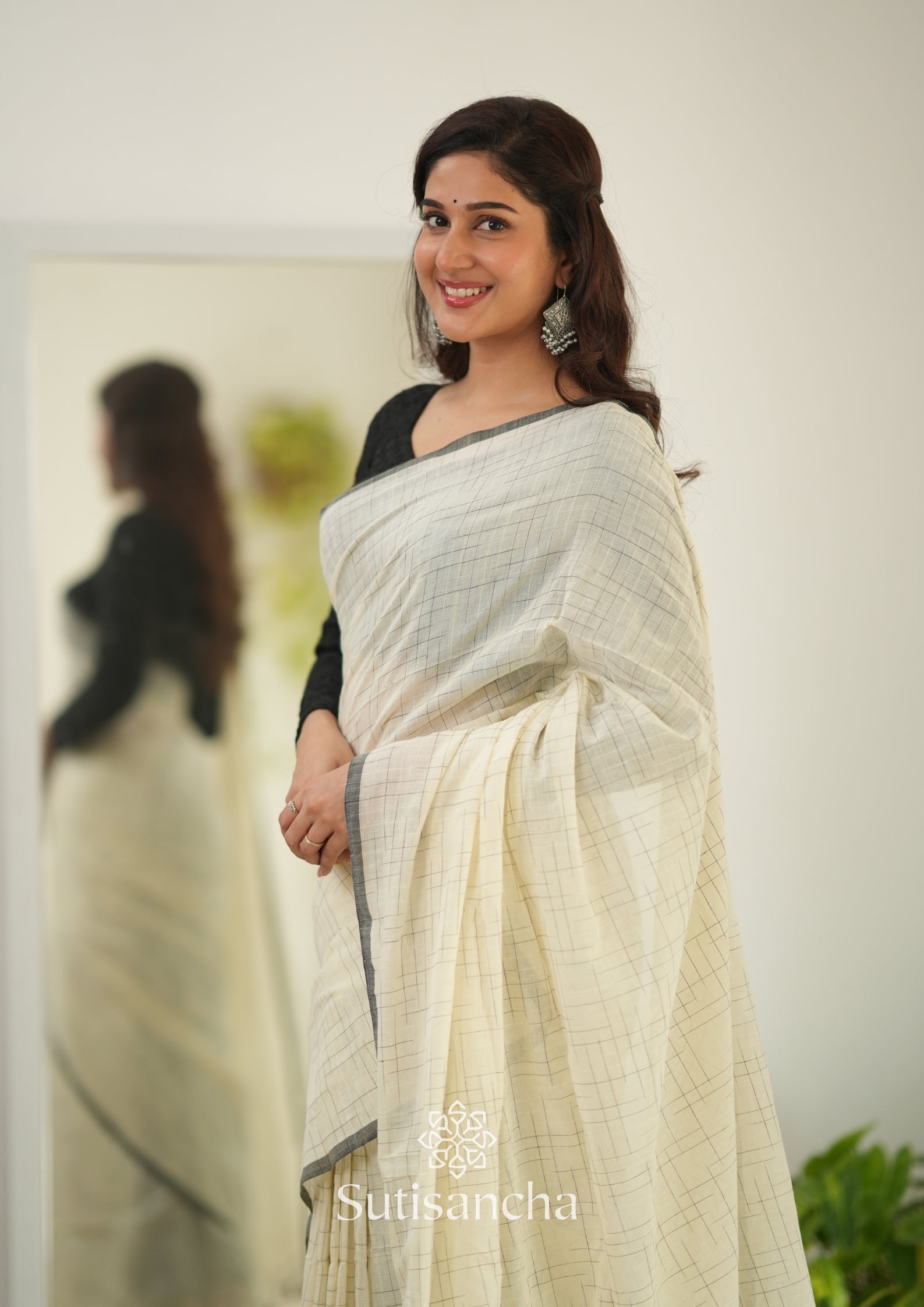 Sutisancha Offwhite Handloom Cotton Saree with Trendy Kotki Checks Design